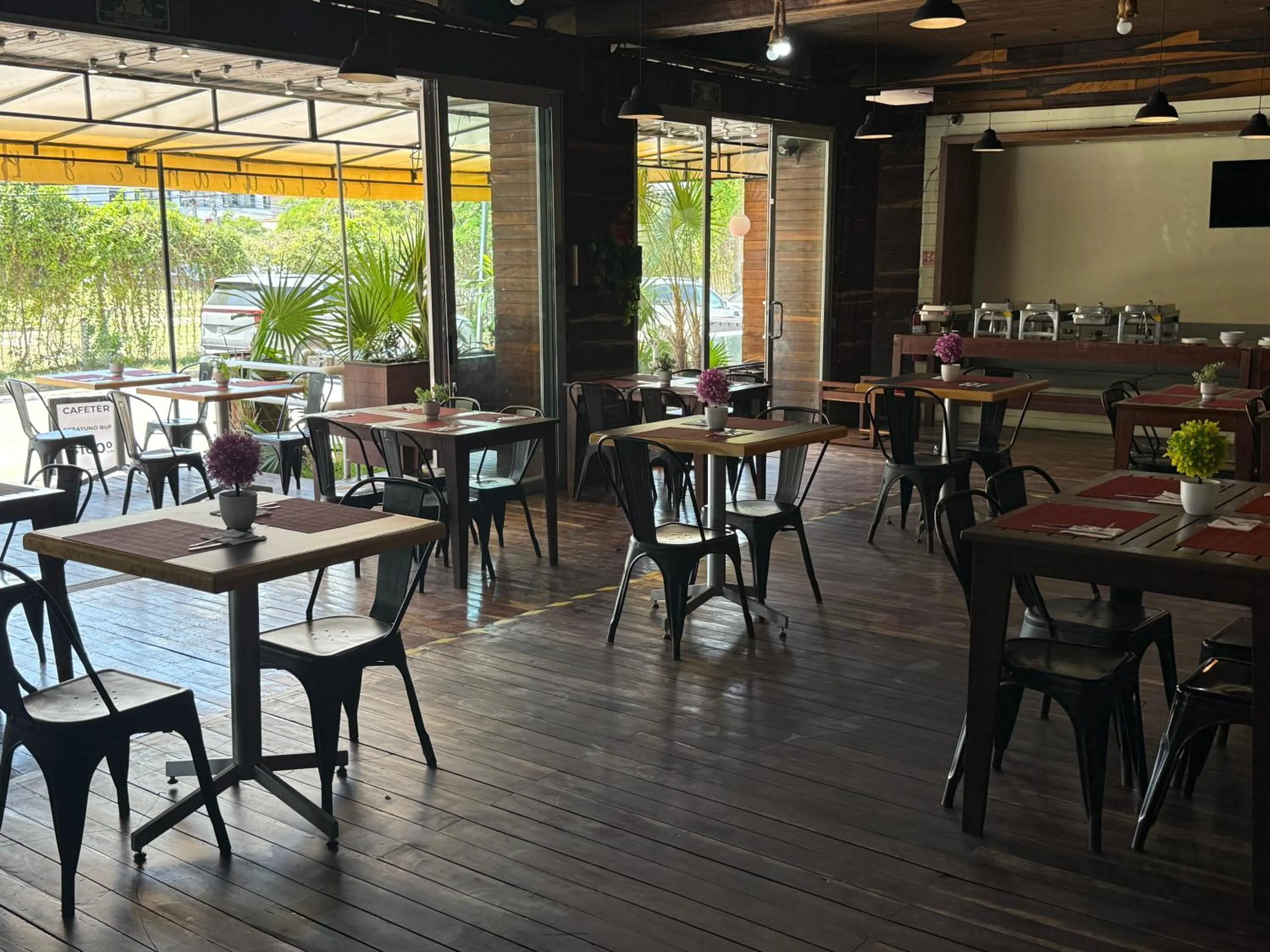 Restaurant/places to eat in Reina Roja Hotel Boutique