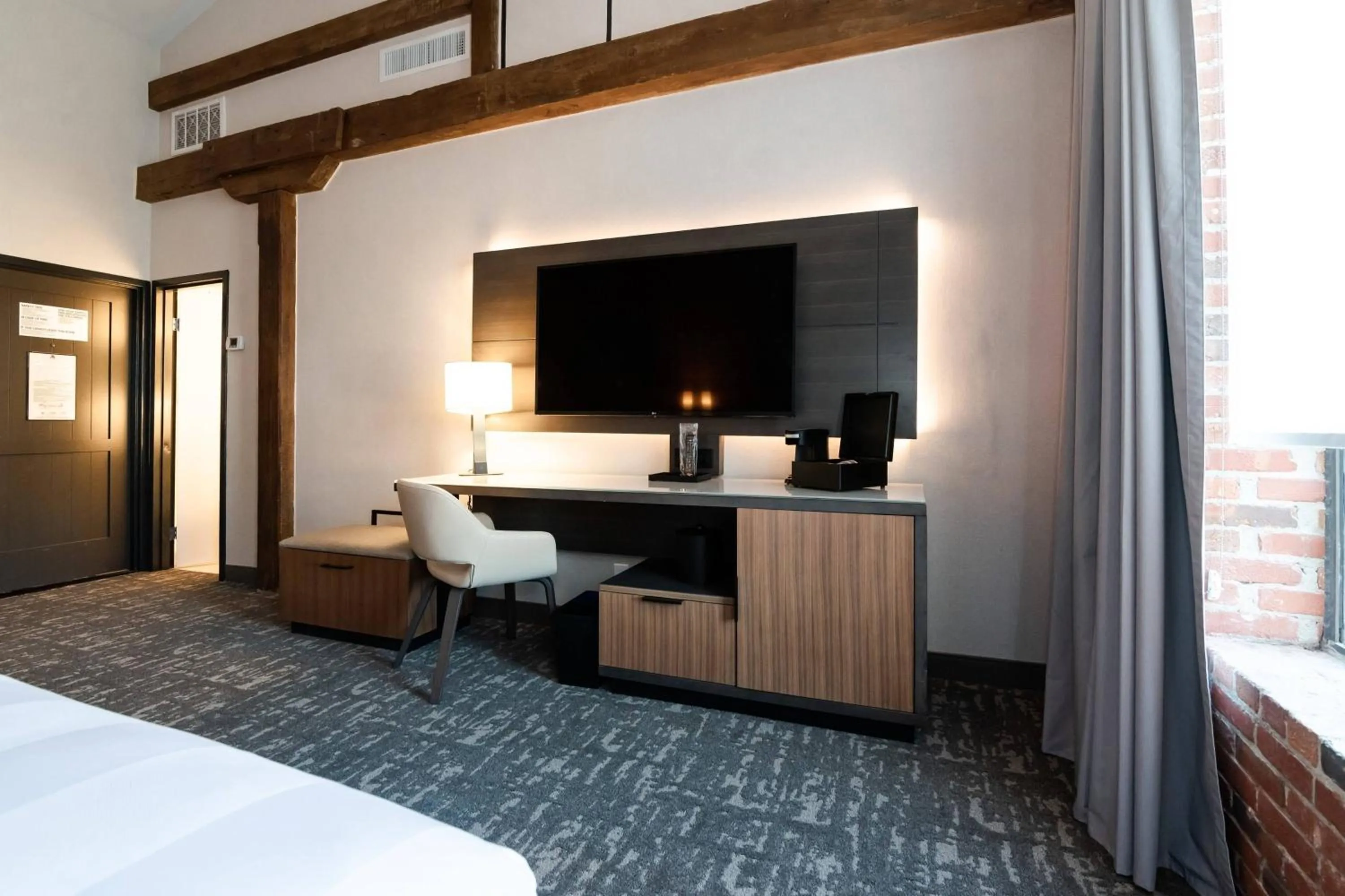 Photo of the whole room, Bed in Columbus Marriott