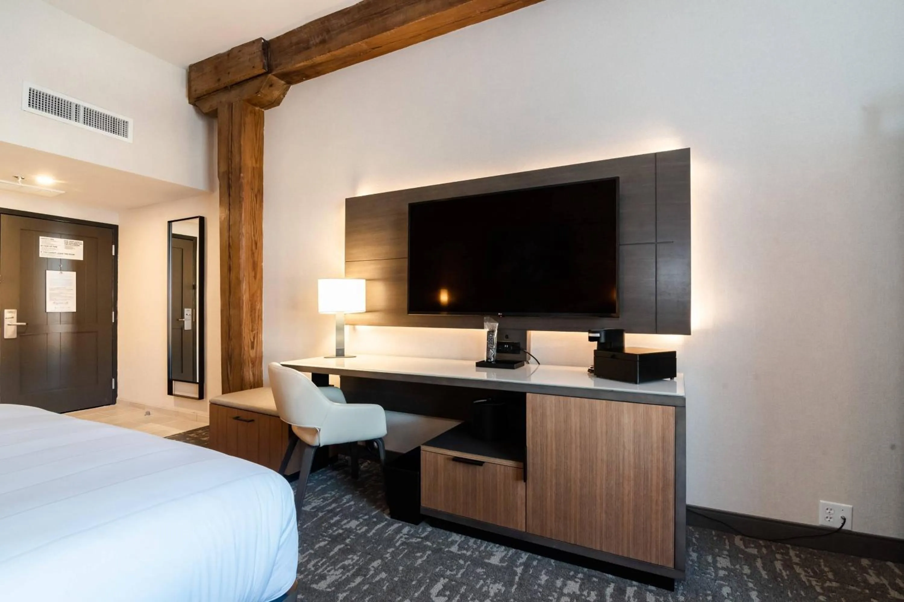 Photo of the whole room, Bed in Columbus Marriott