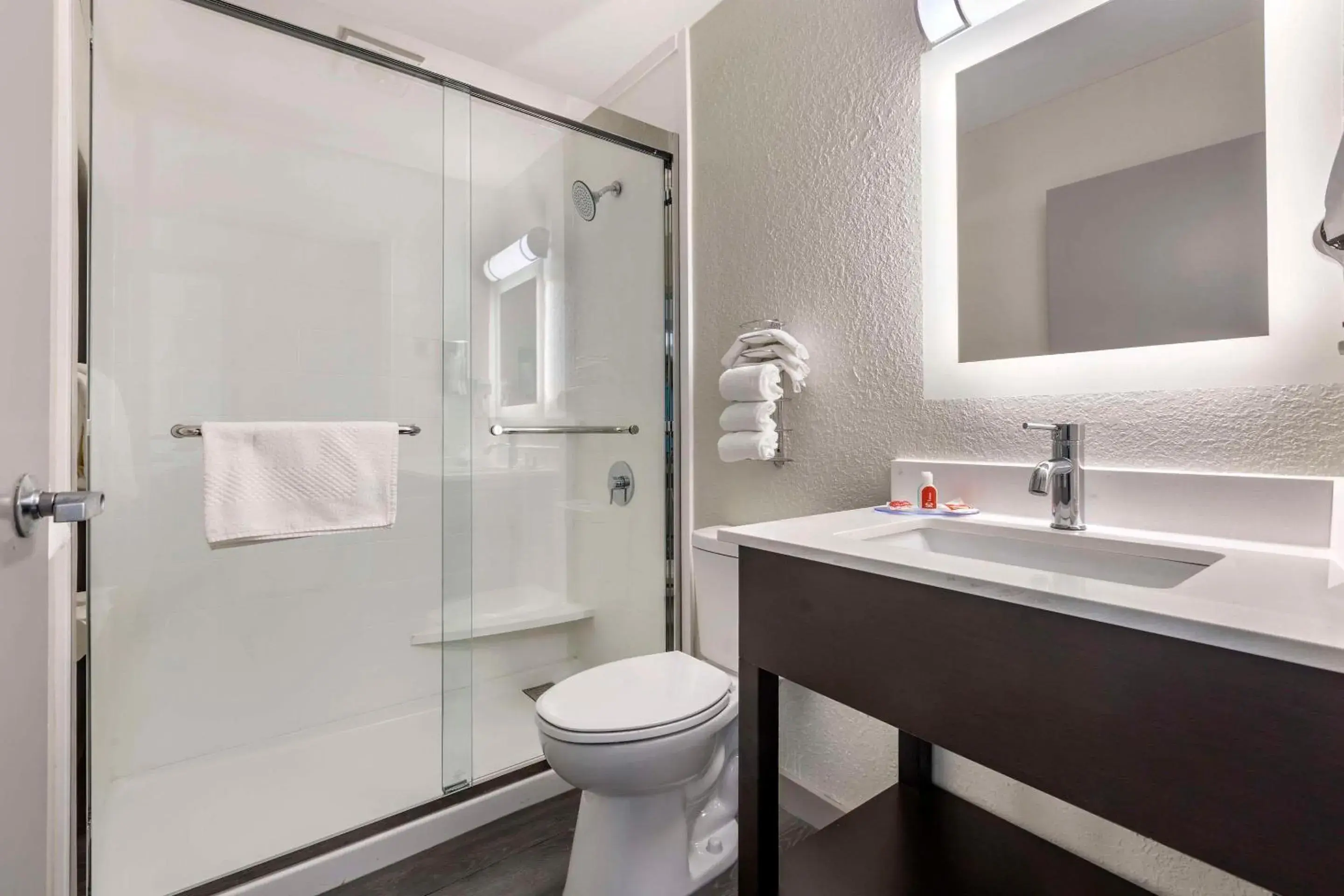 Bedroom in Greenville Pelham Inn by IHG Bedroom in Greenville Pelham Inn by IHG