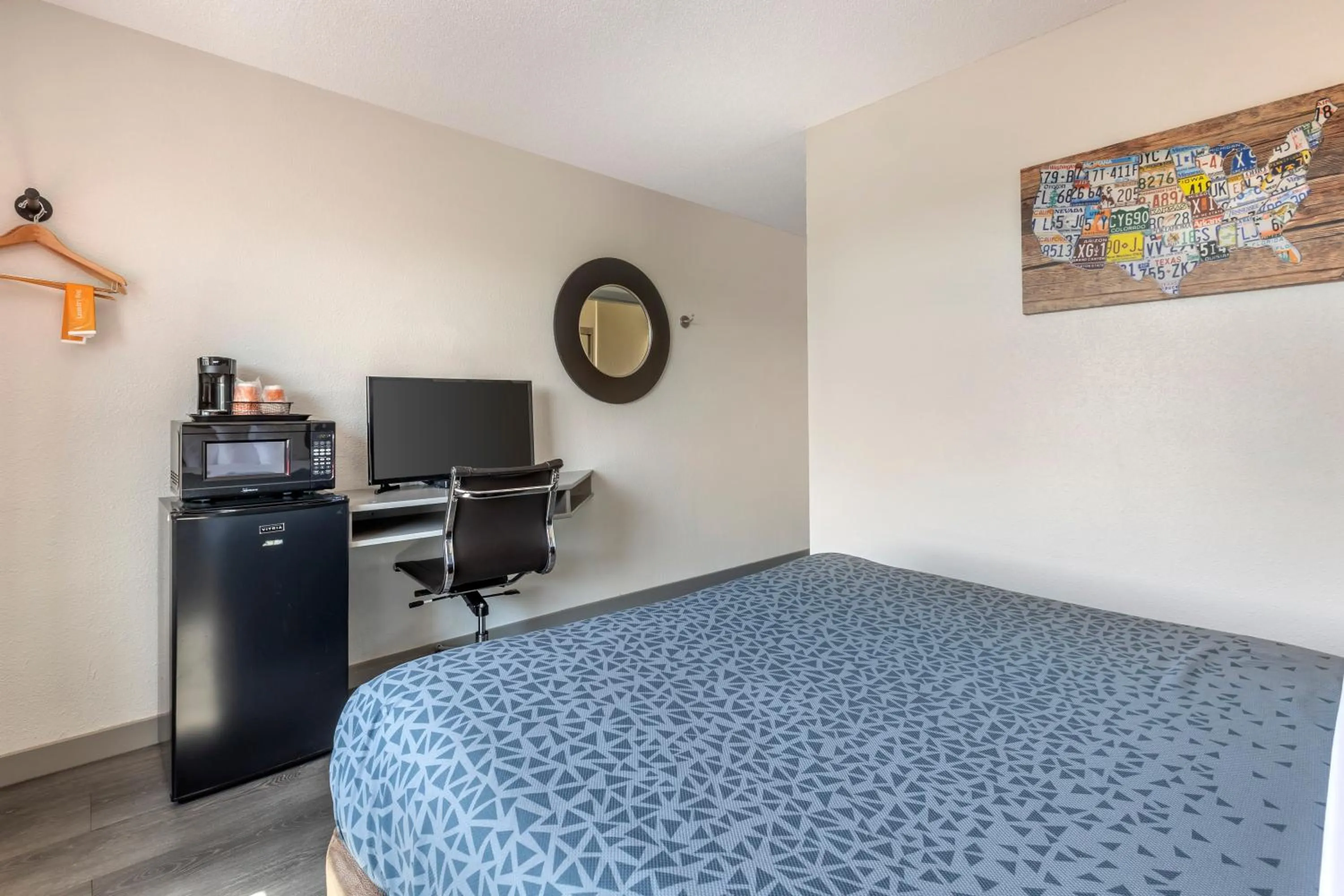 Bed in Econo Lodge Inn & Suites