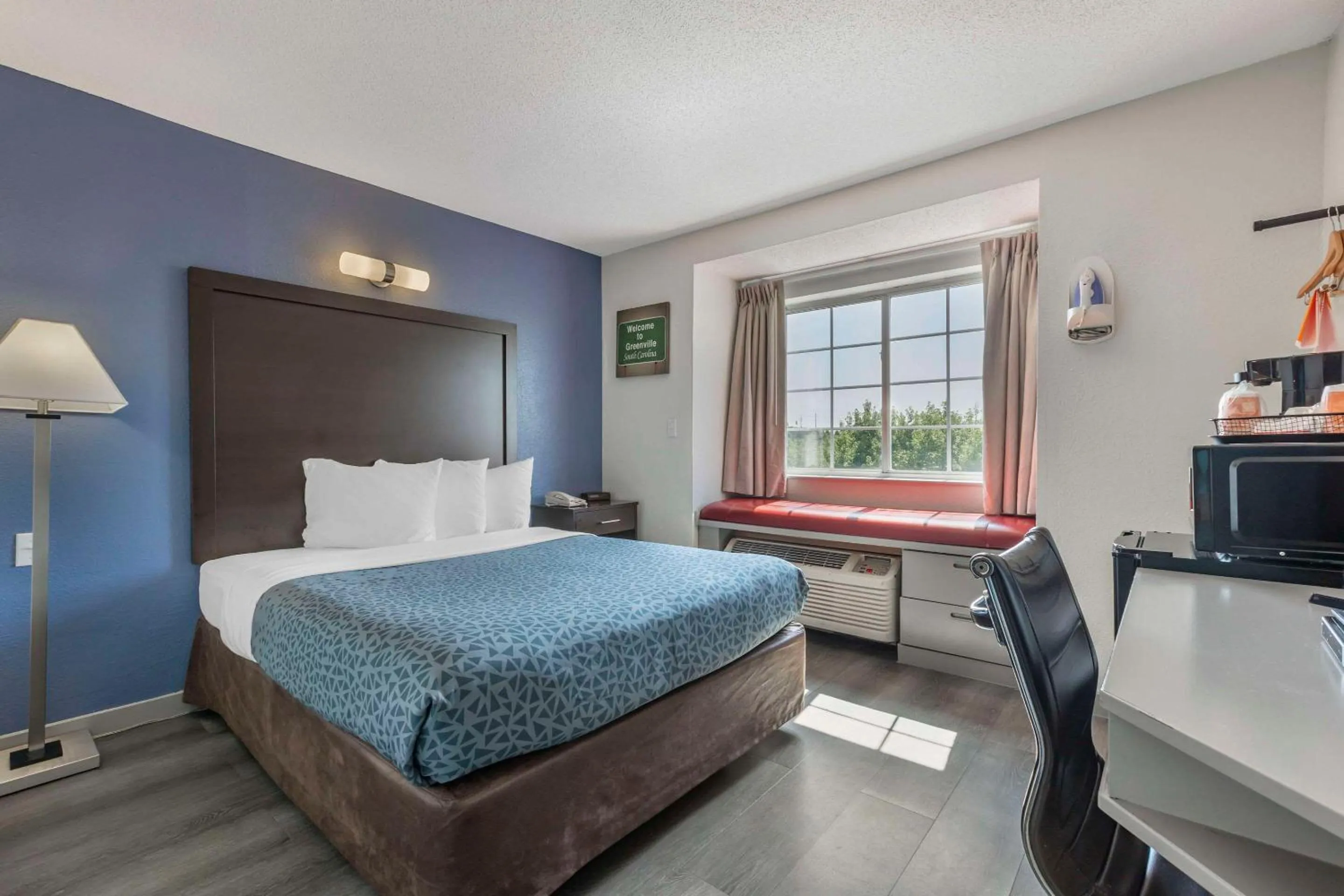 Bedroom, Bed in Econo Lodge Inn & Suites