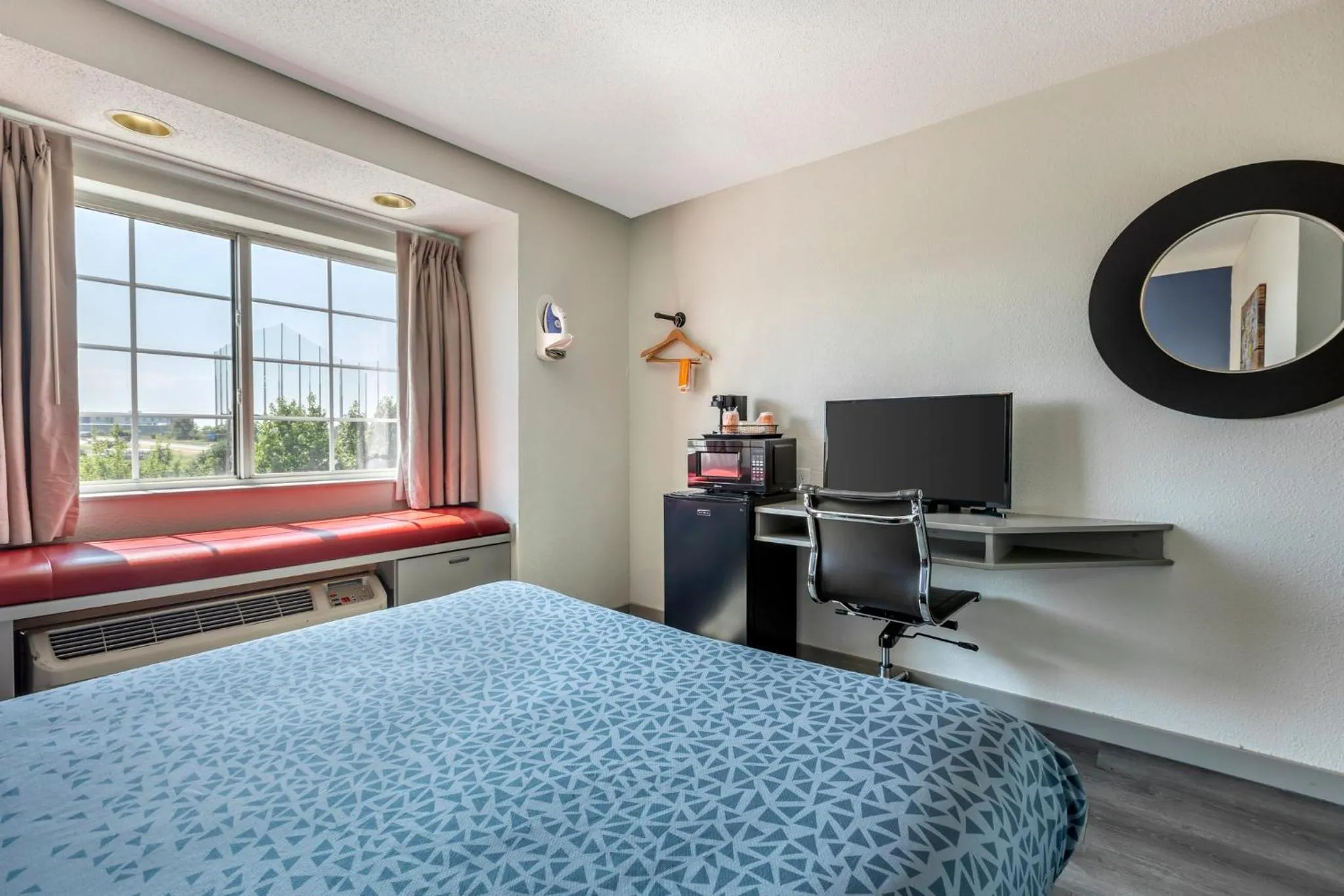 Photo of the whole room in Greenville Pelham Inn by IHG