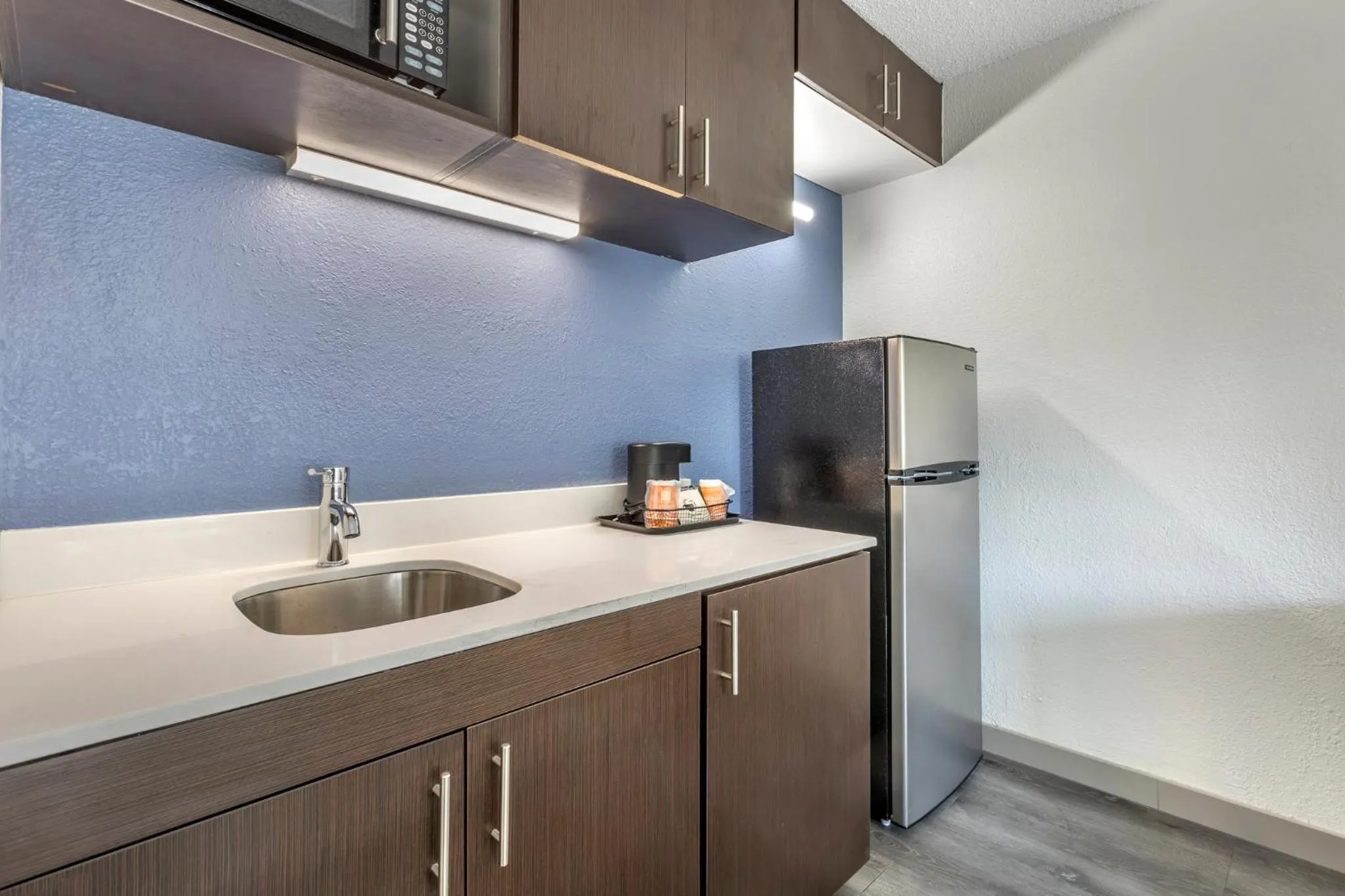 Photo of the whole room in Greenville Pelham Inn by IHG