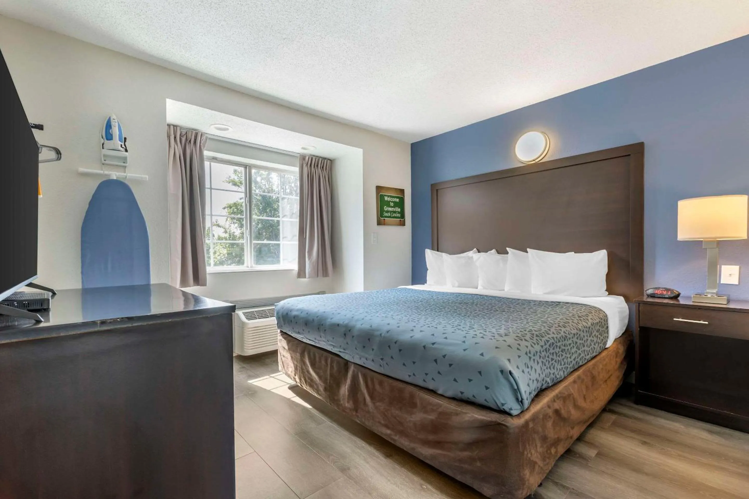 Bedroom, Bed in Econo Lodge Inn & Suites