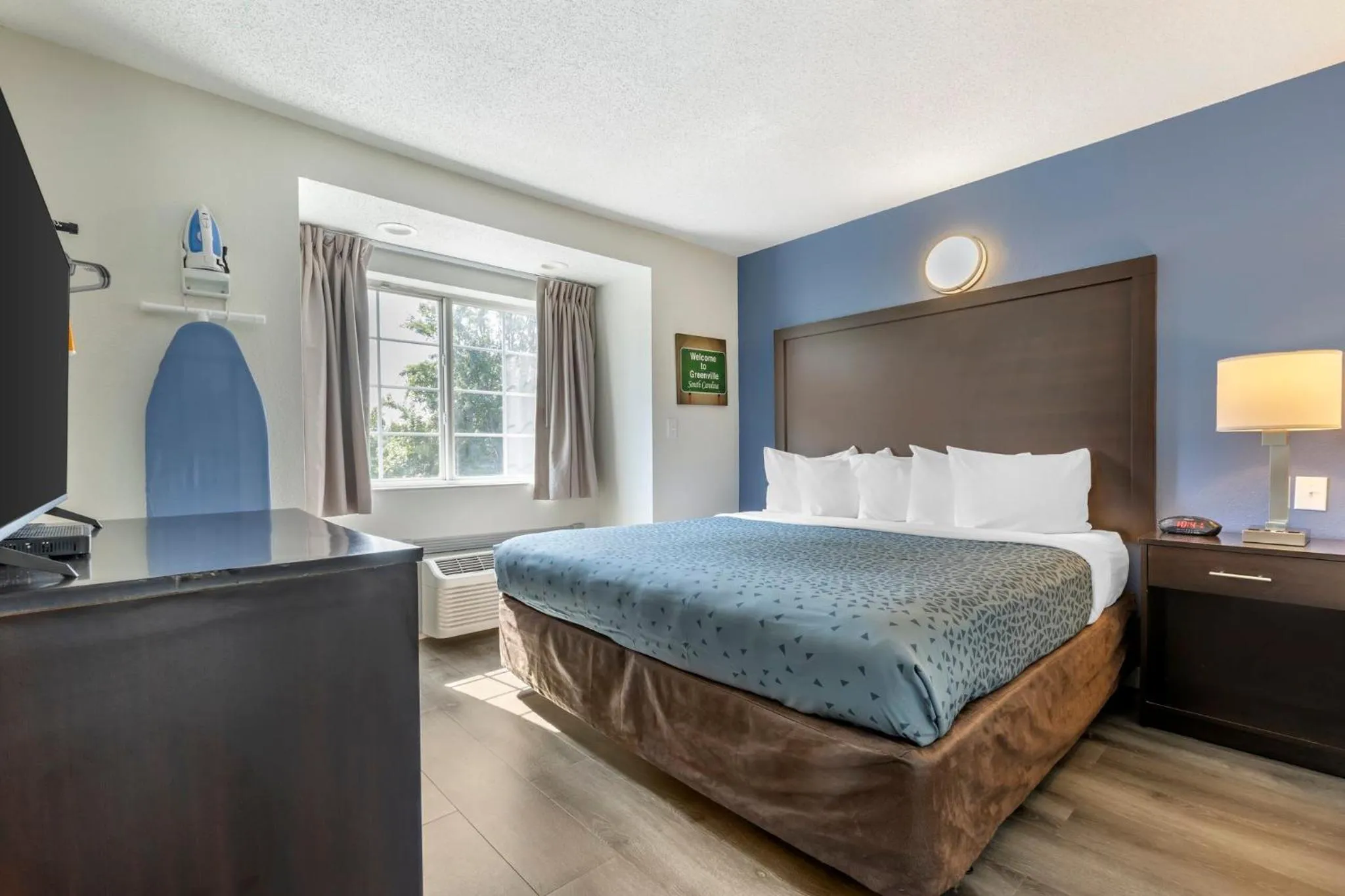 Photo of the whole room, Bed in Greenville Pelham Inn by IHG