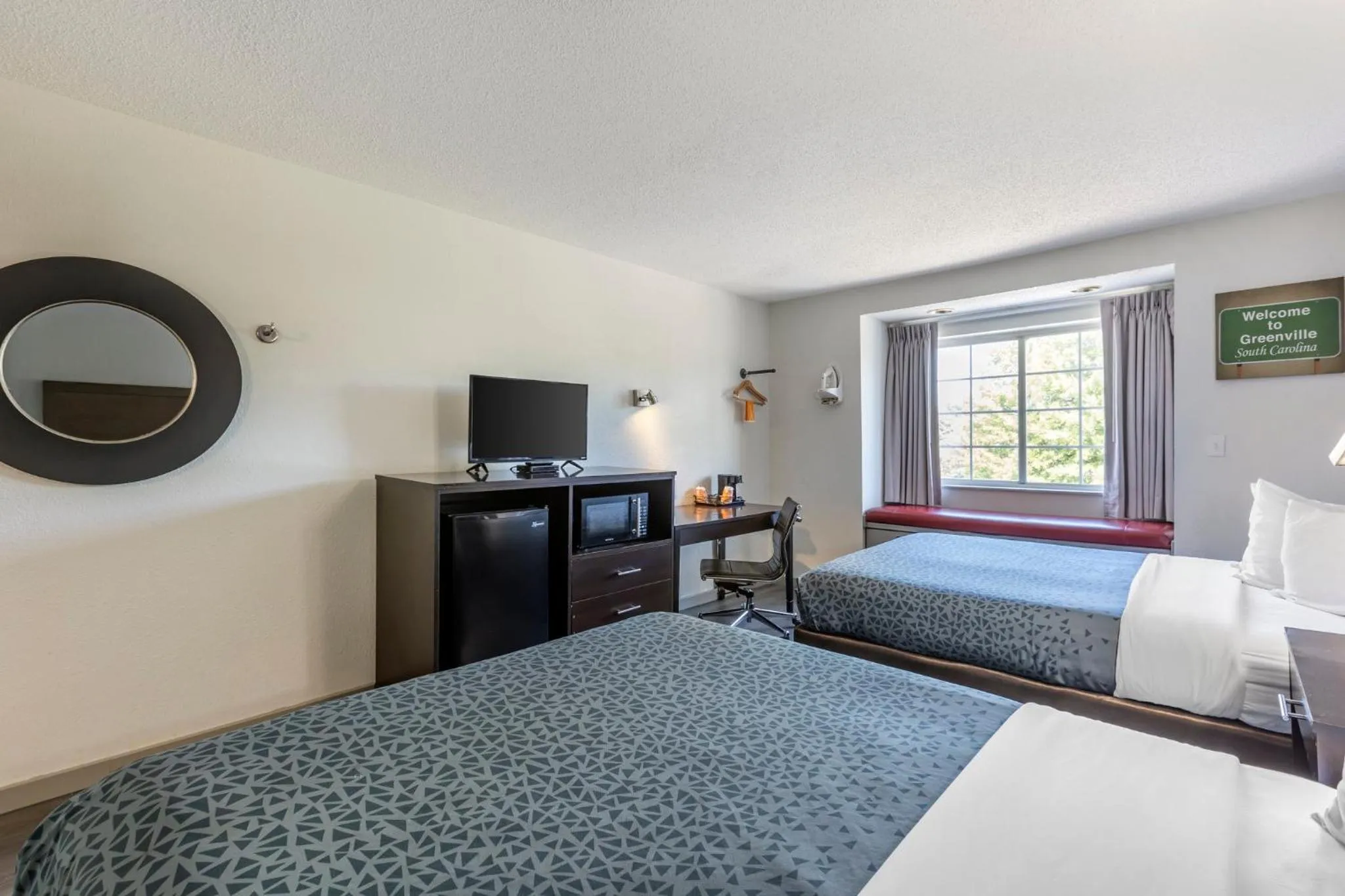 Photo of the whole room, Bed in Greenville Pelham Inn by IHG