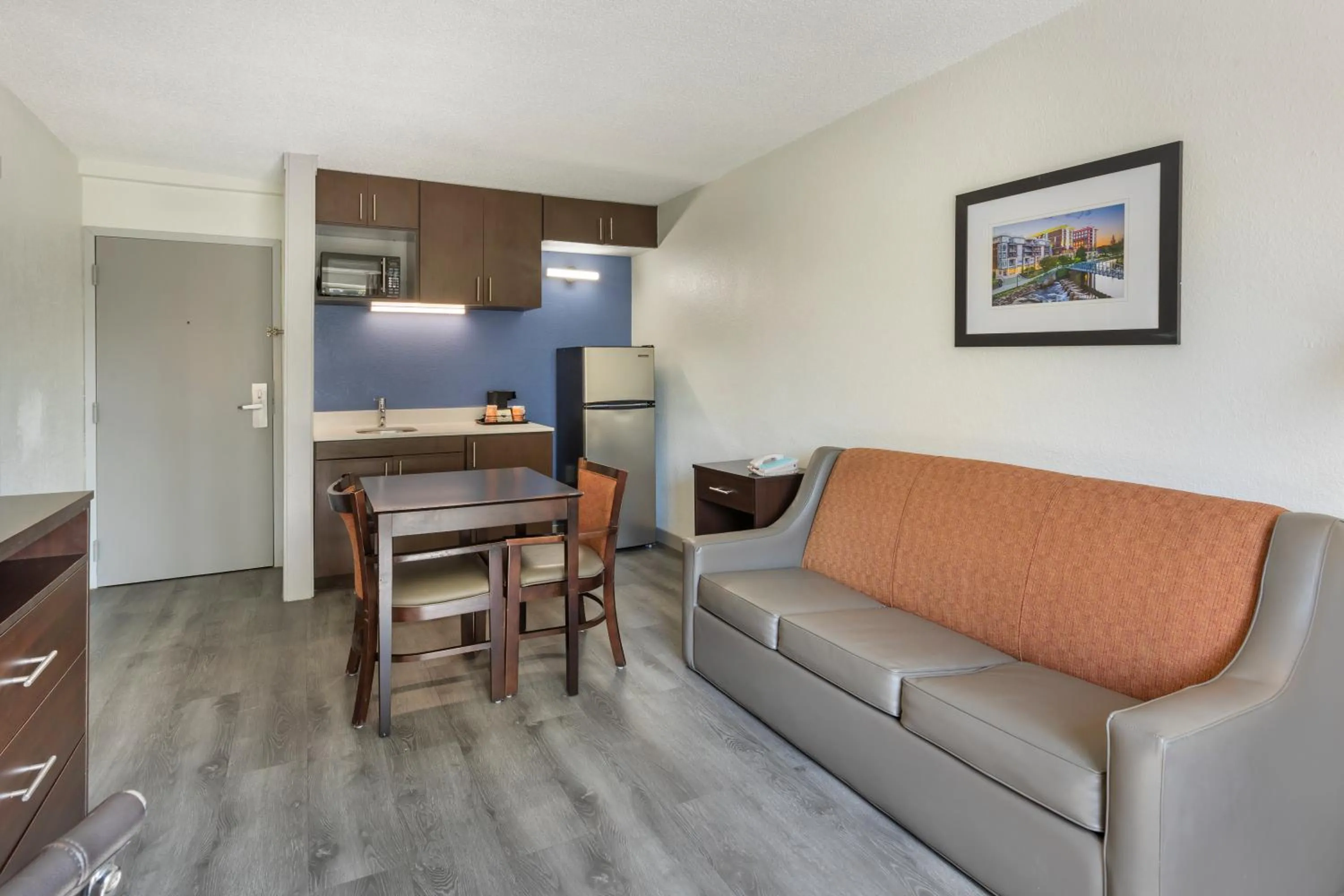 Econo Lodge Inn & Suites