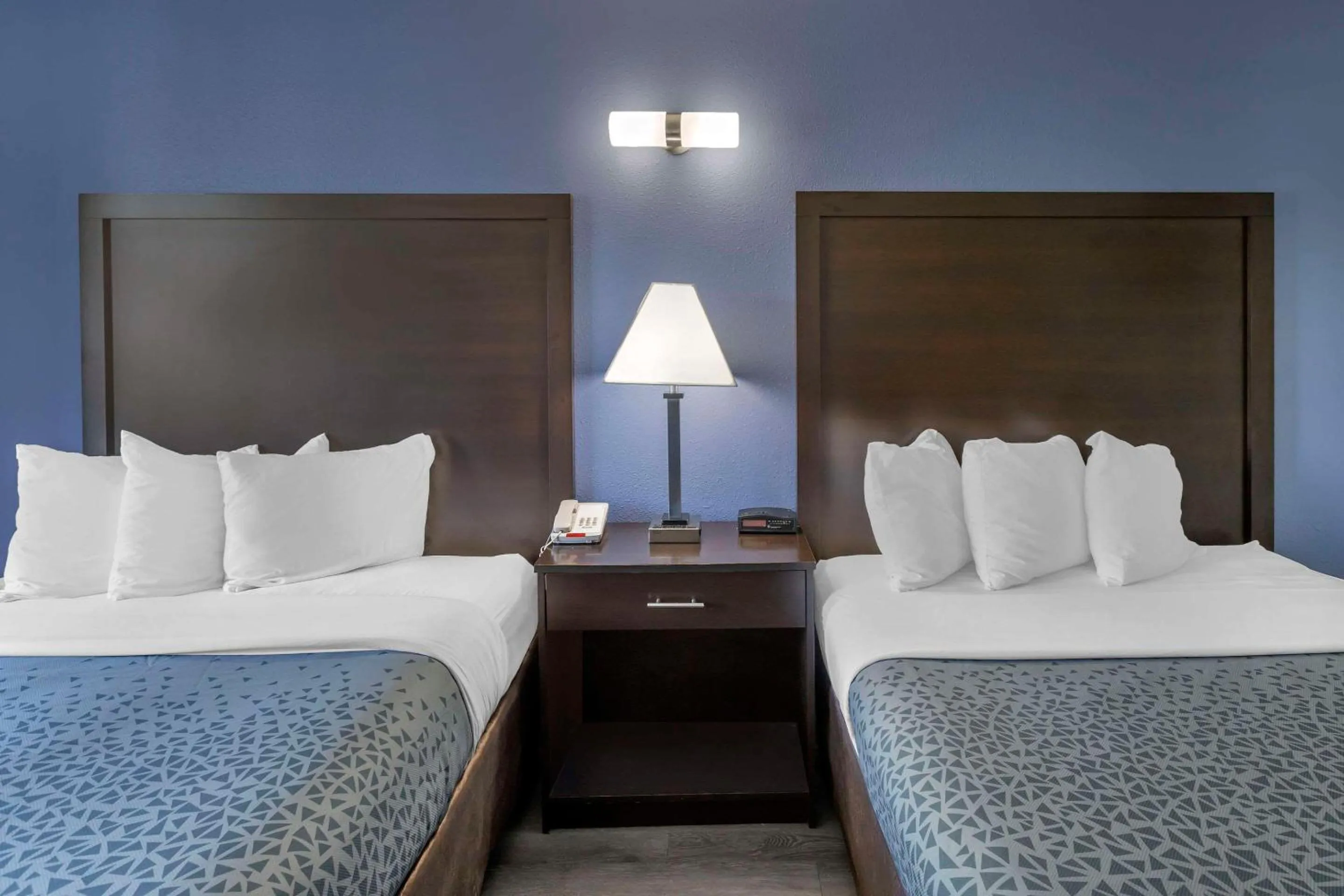 Bedroom, Bed in Econo Lodge Inn & Suites