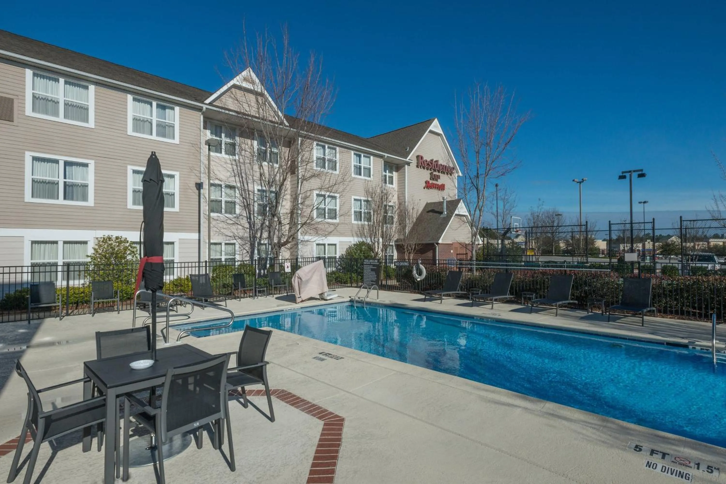 Swimming pool in Residence Inn Columbus