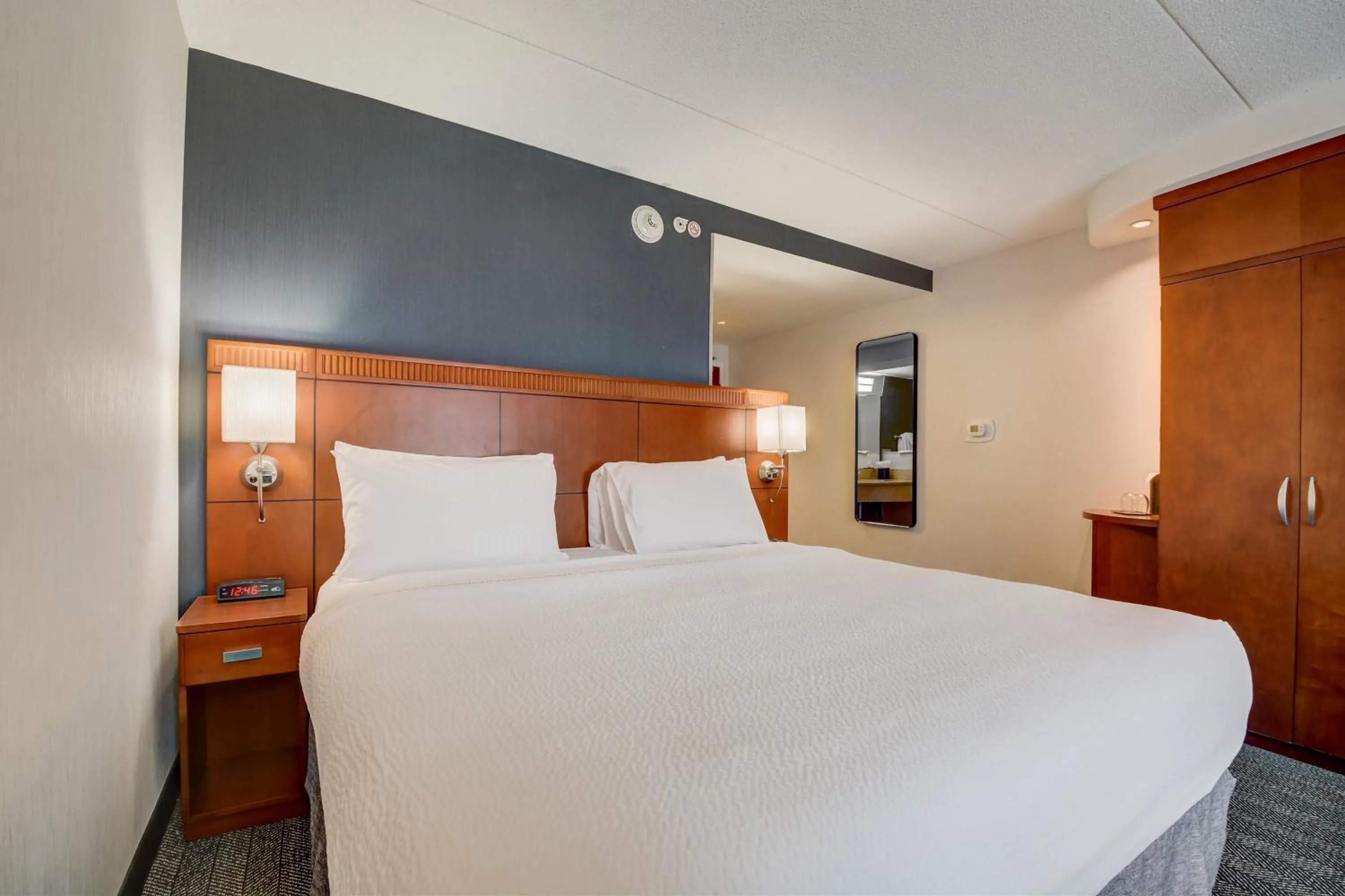 Photo of the whole room, Bed in Courtyard Cincinnati North at Union Centre