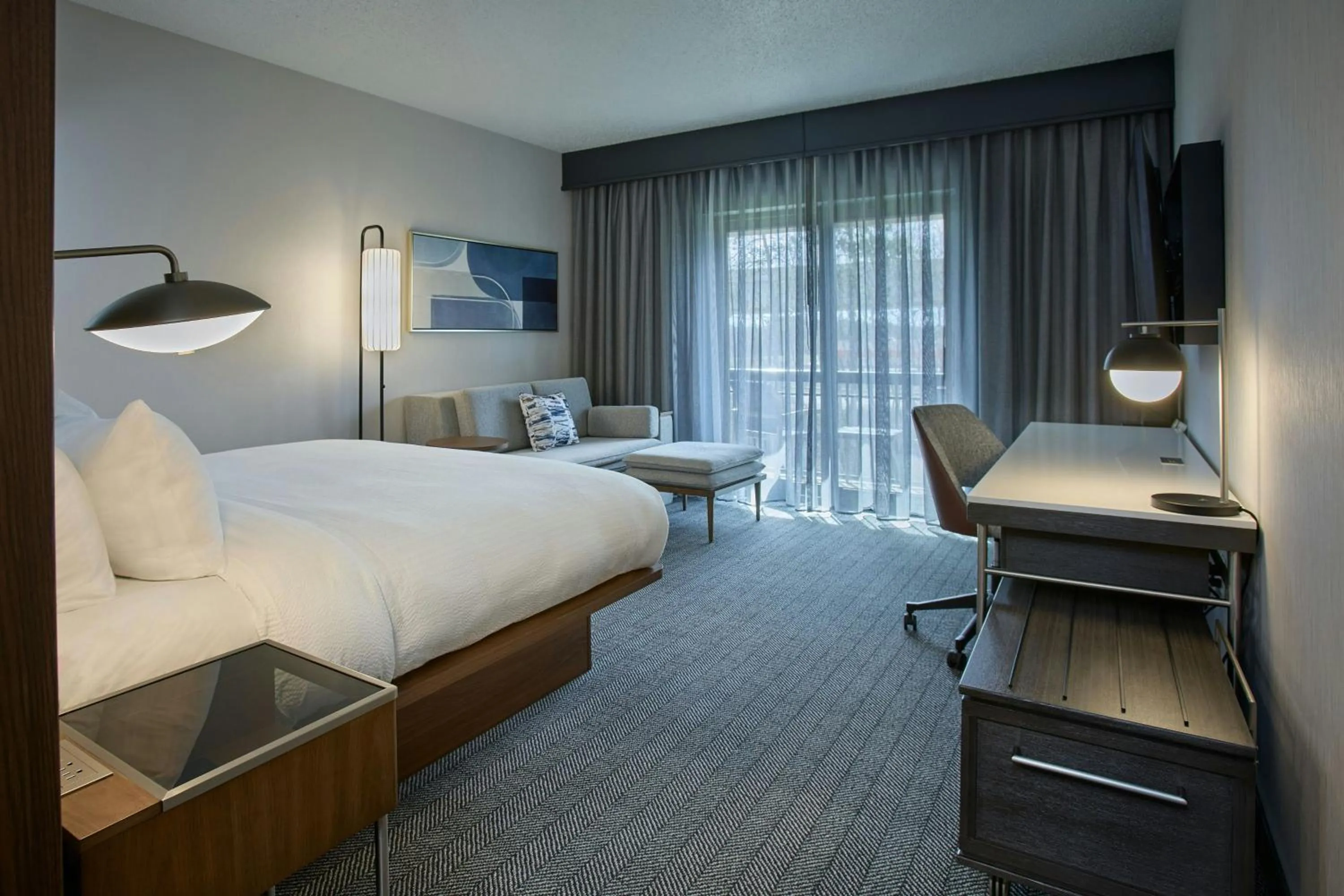 Photo of the whole room, Bed in Courtyard Wausau