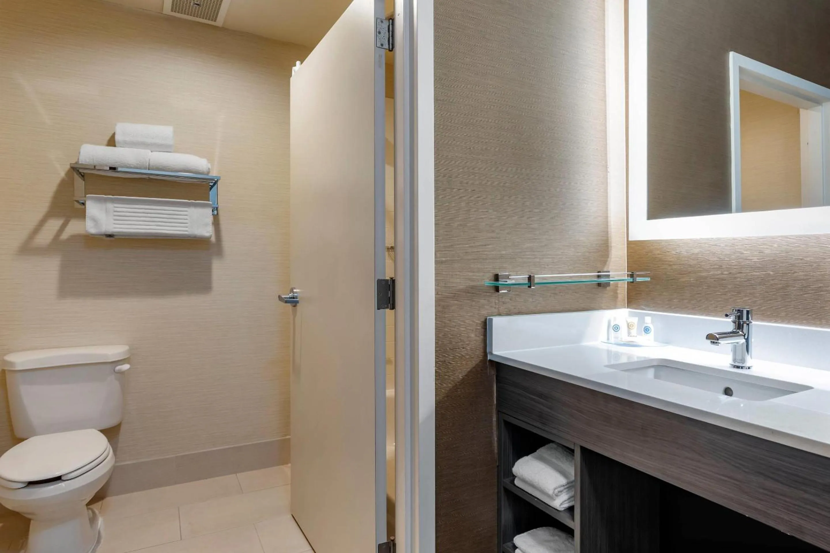 Bedroom in Comfort Inn & Suites North Dallas-Addison