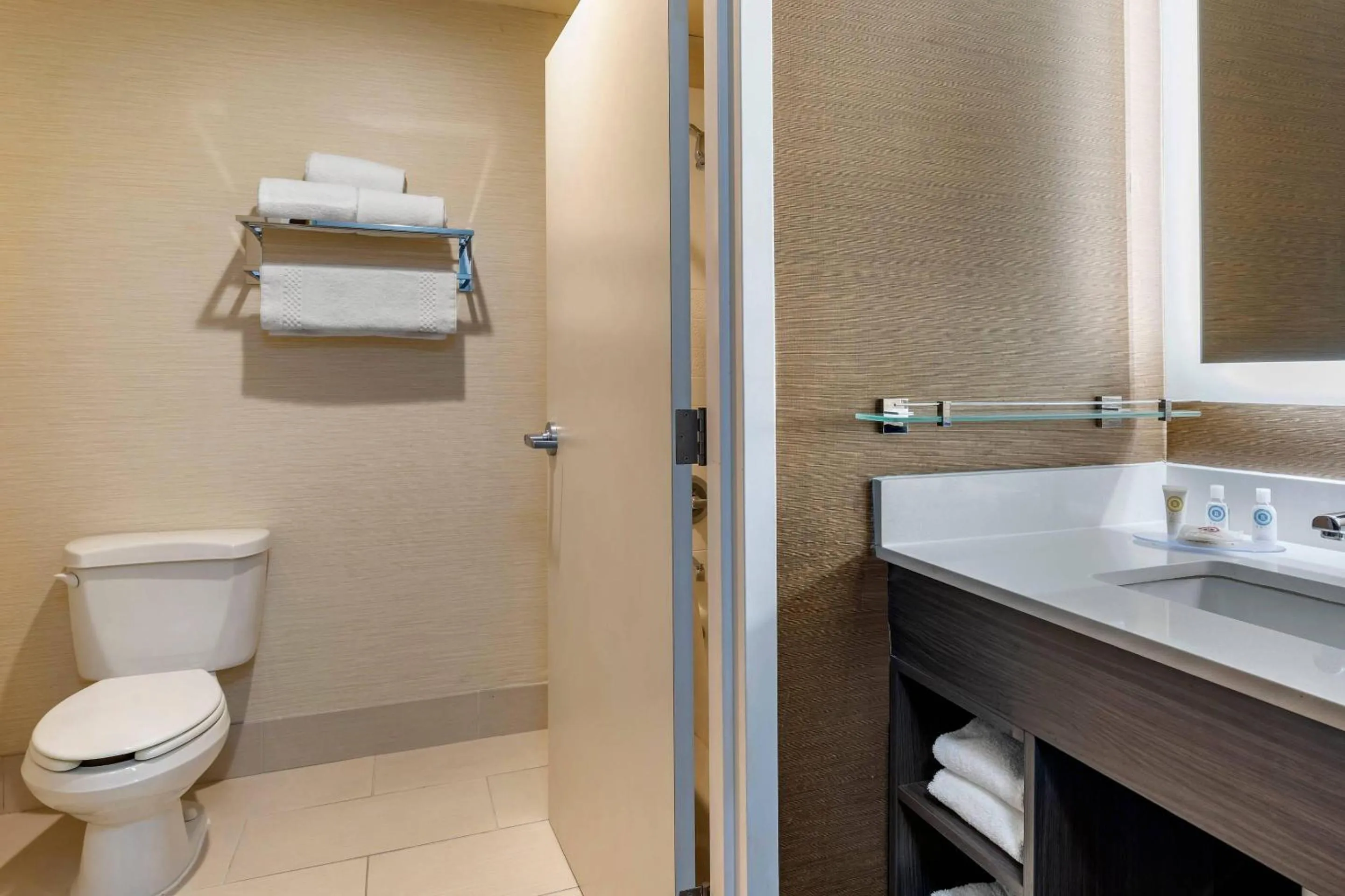 Bedroom in Comfort Inn & Suites North Dallas-Addison