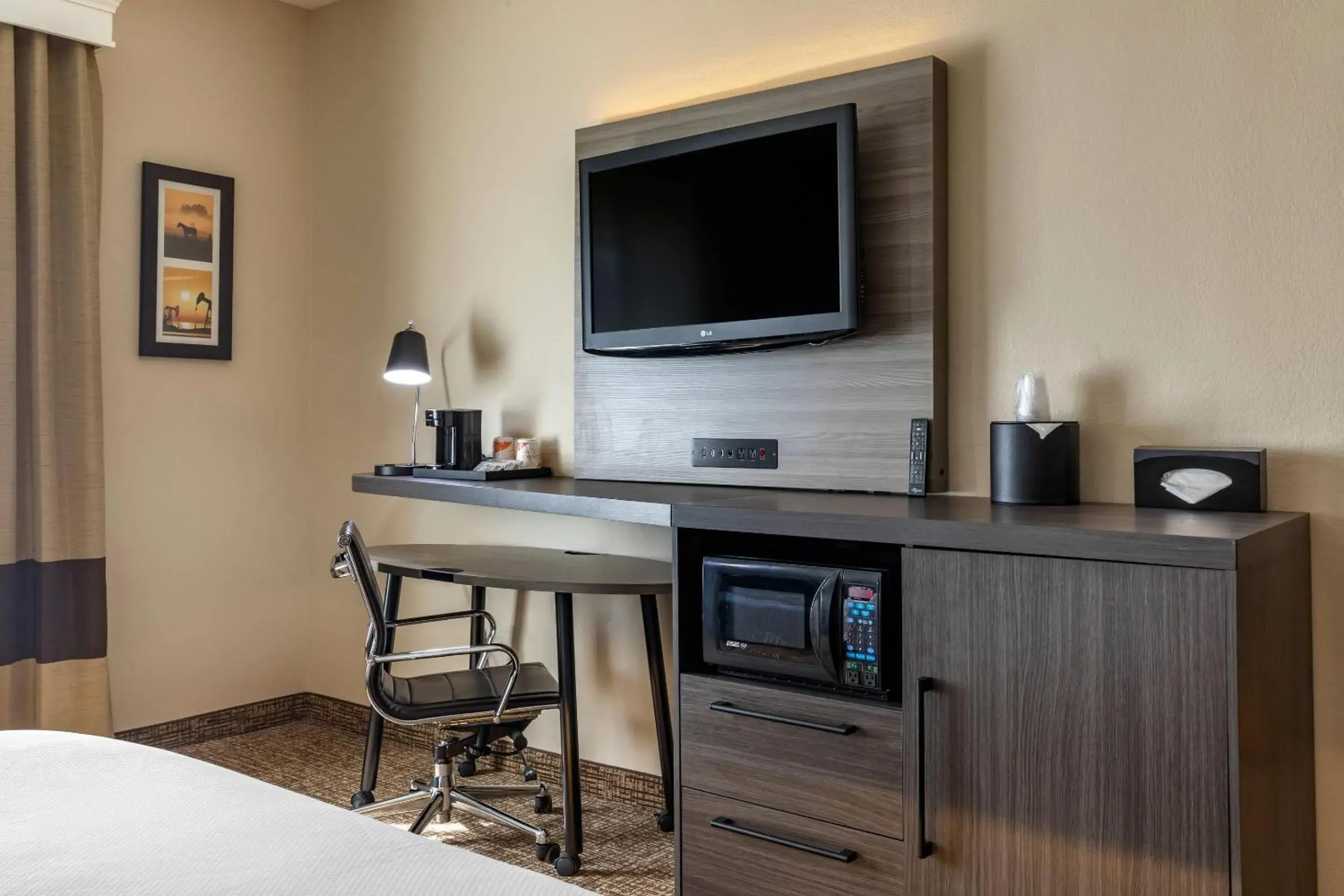 TV and multimedia, Bed in Comfort Inn & Suites North Dallas-Addison TV and multimedia, Bed in Comfort Inn & Suites North Dallas-Addison