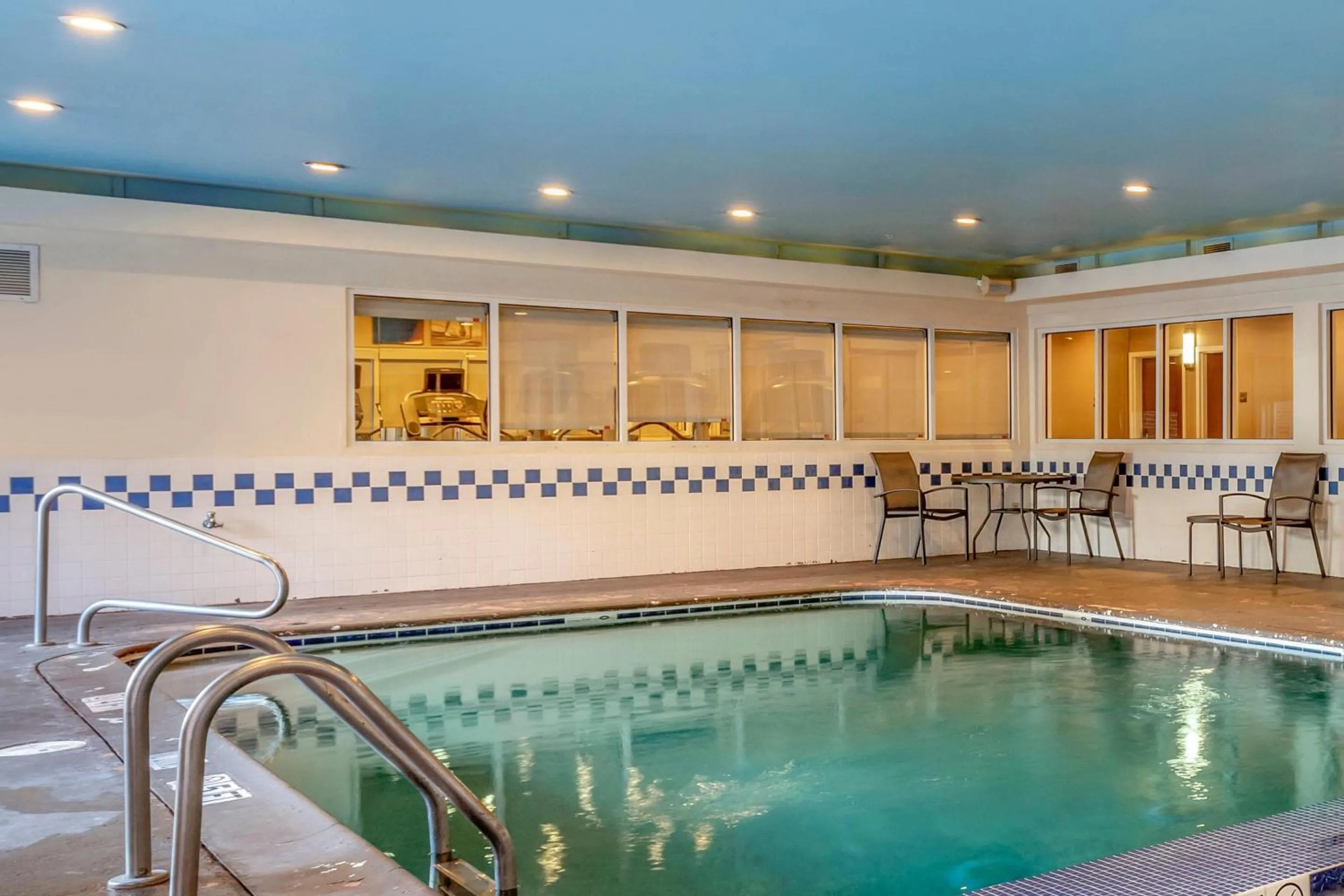 Swimming pool in Comfort Inn & Suites North Dallas-Addison