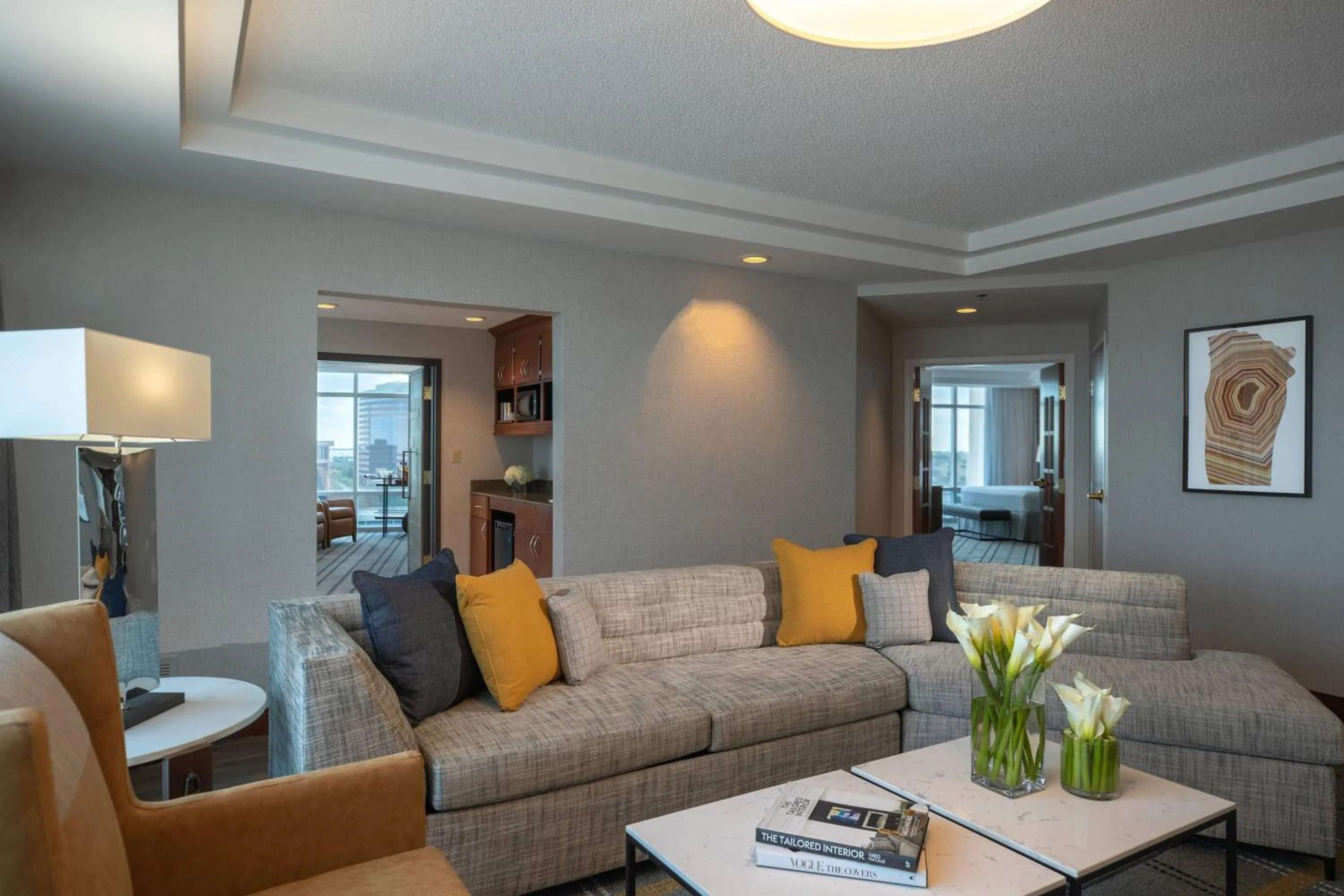 Living room in Renaissance Dallas Richardson Hotel