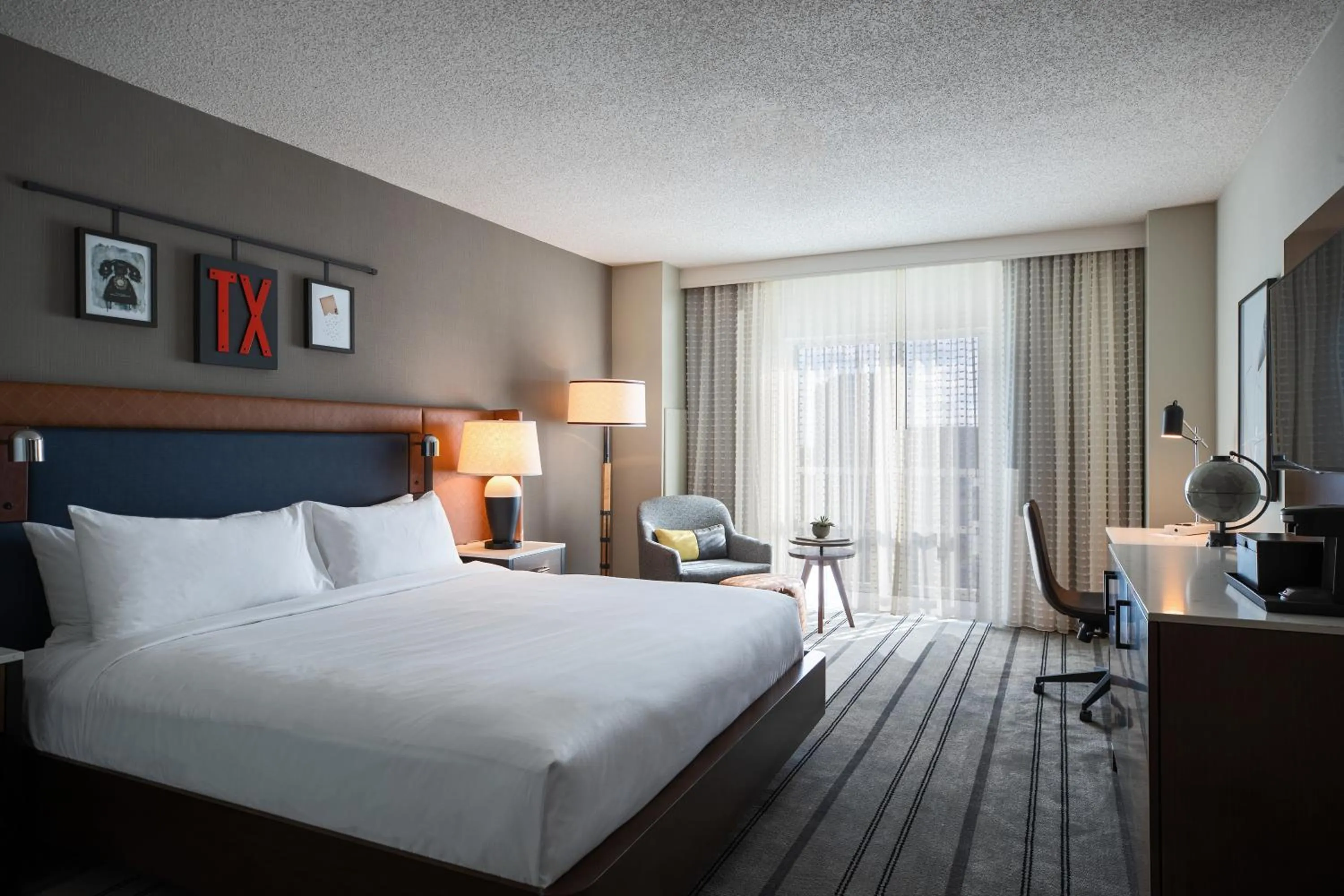 Bed in Renaissance Dallas Richardson Hotel