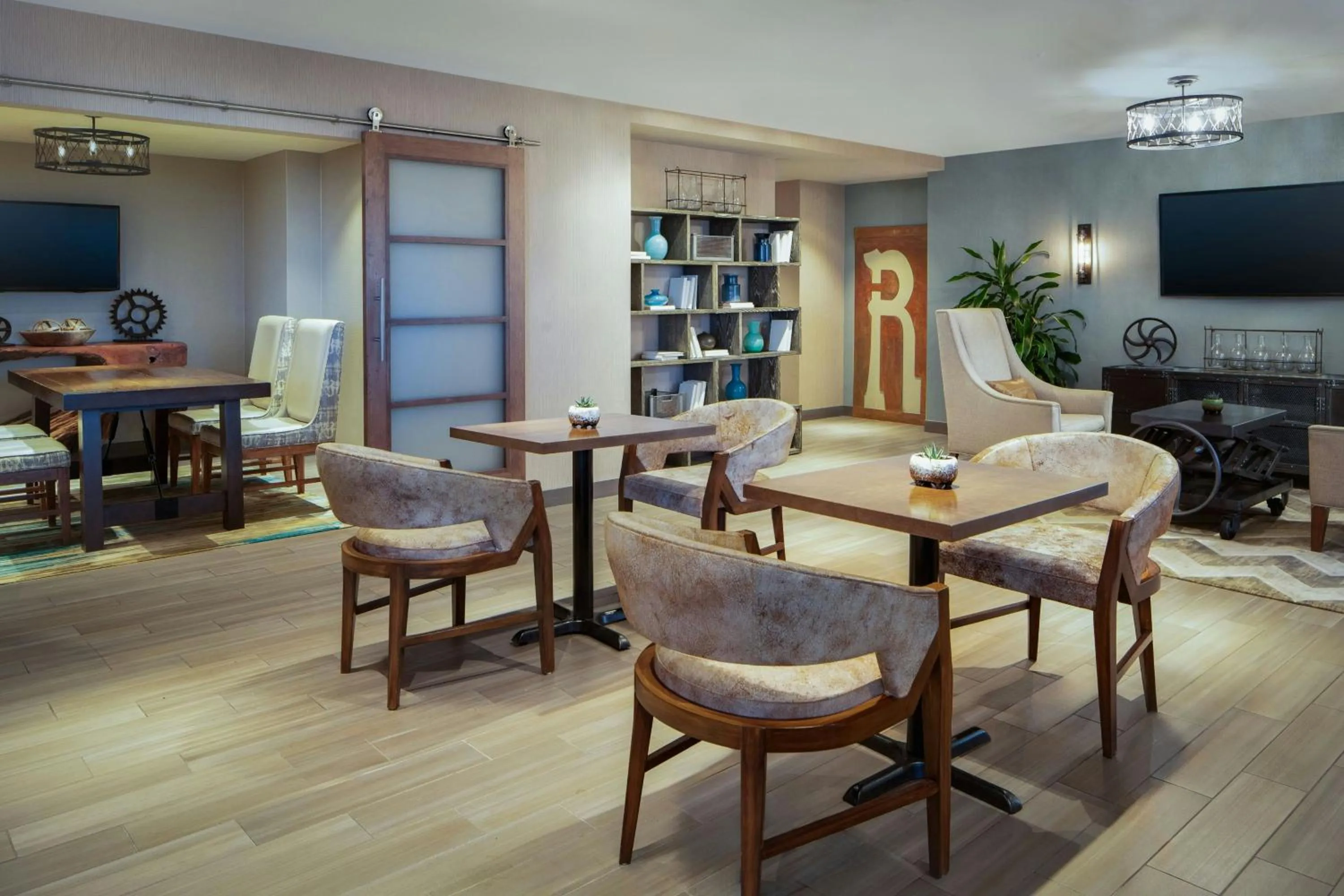 Lounge or bar in Renaissance Dallas Richardson Hotel