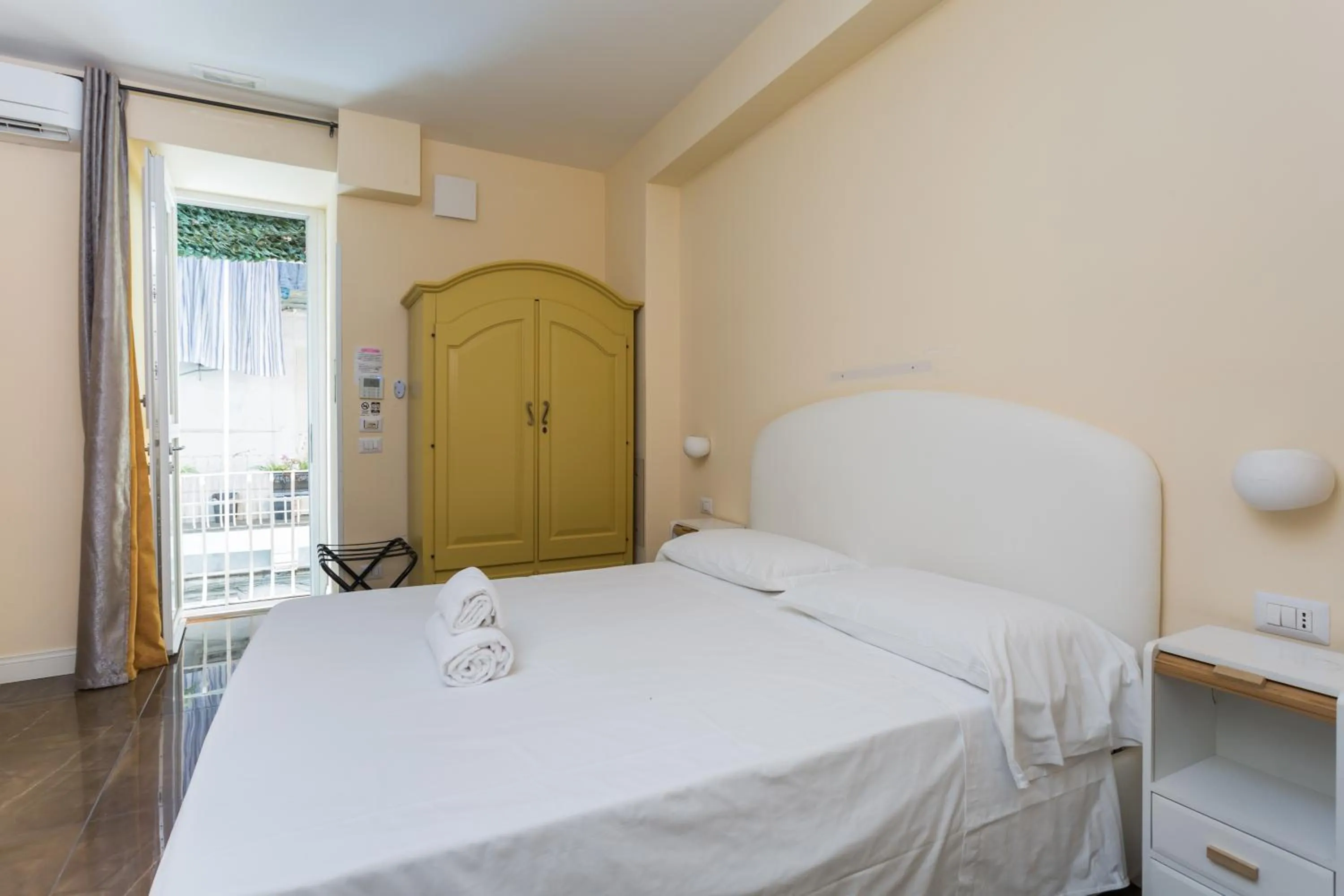 Bed in Chiaia 205 By Dimorra