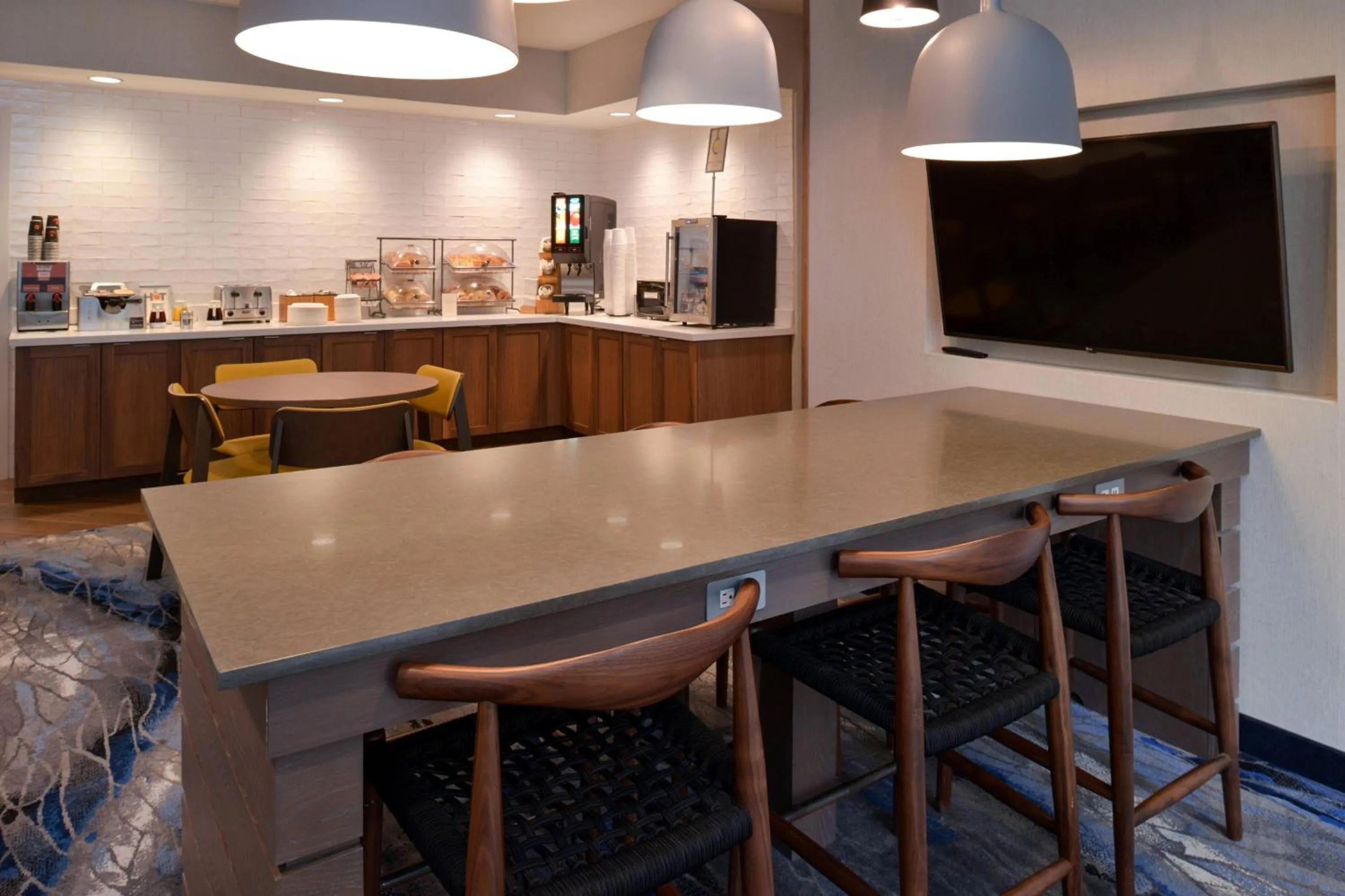 Breakfast in Fairfield Inn Arlington Near Six Flags