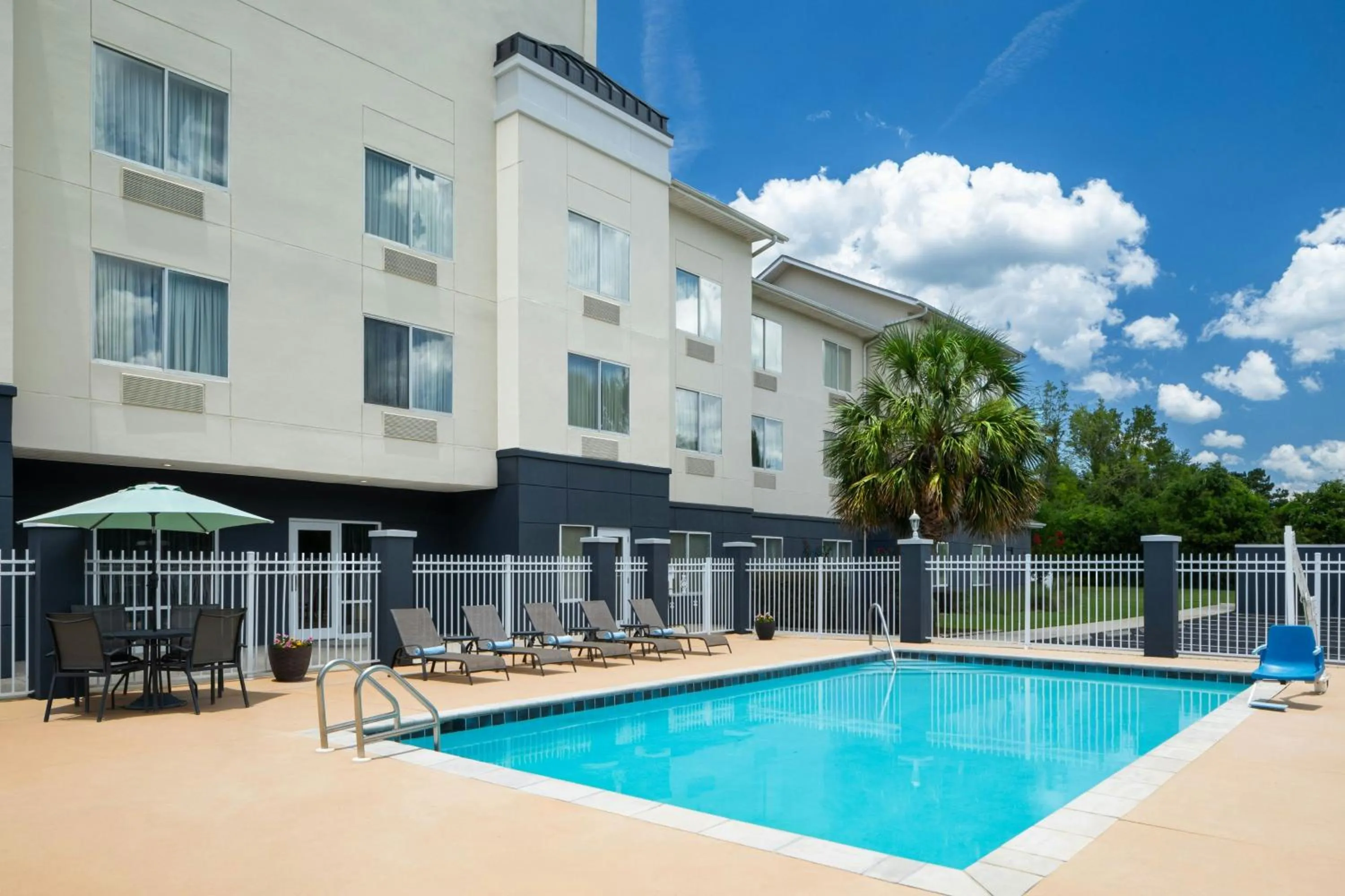 Swimming pool in Fairfield Inn & Suites Marianna