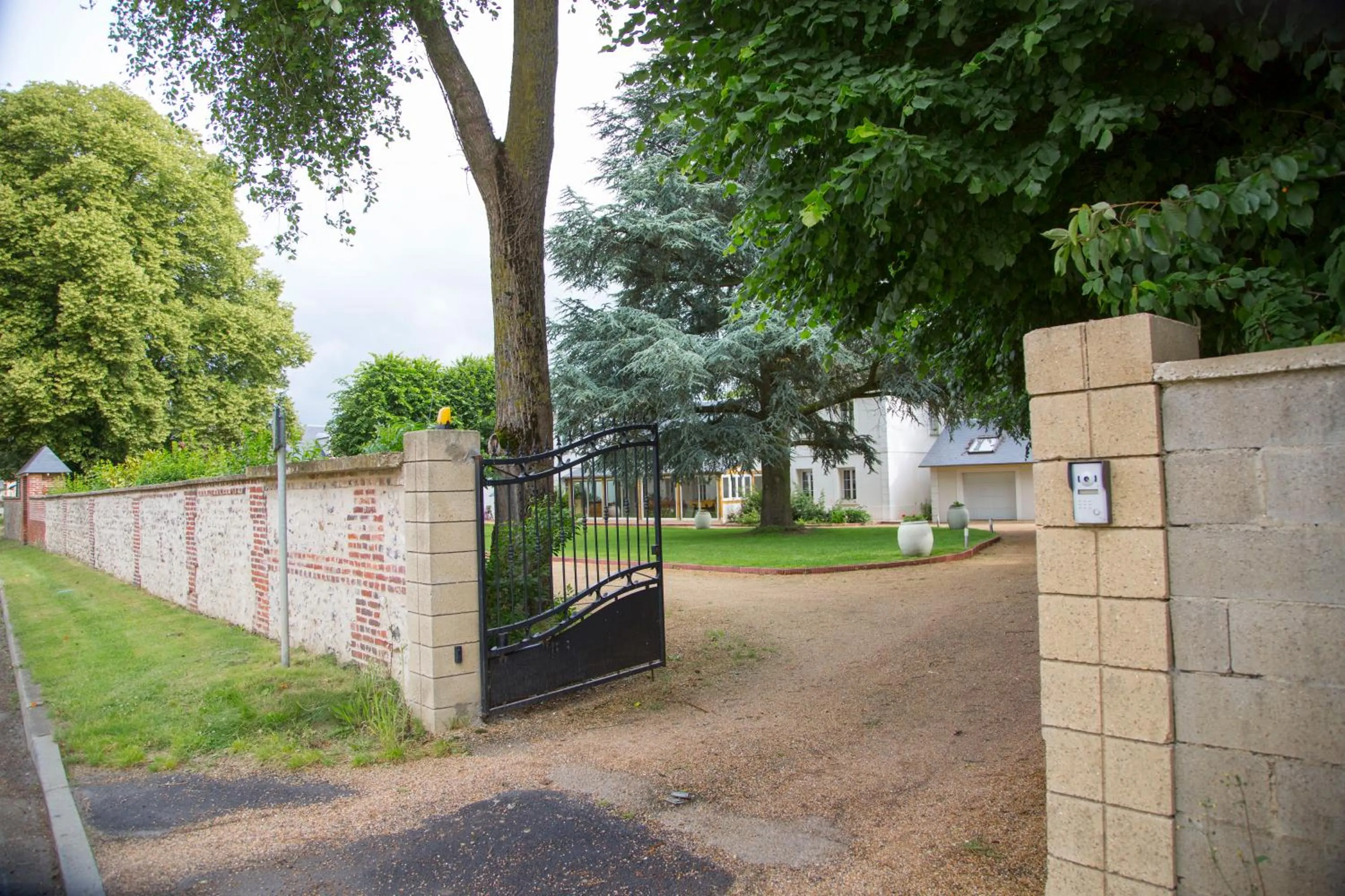 Property building in Le petit manoir
