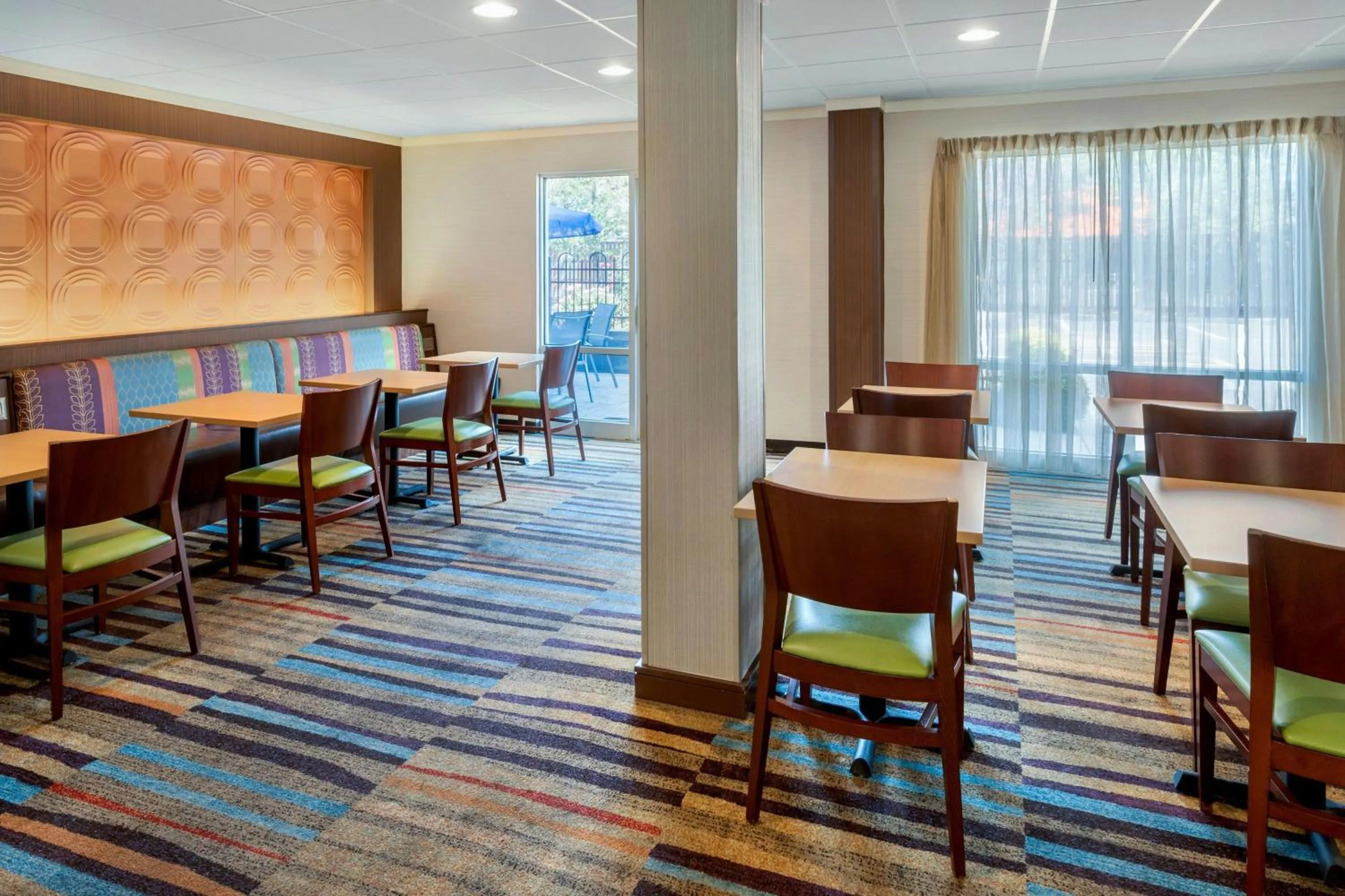 Breakfast in Fairfield Inn & Suites by Marriott Dover