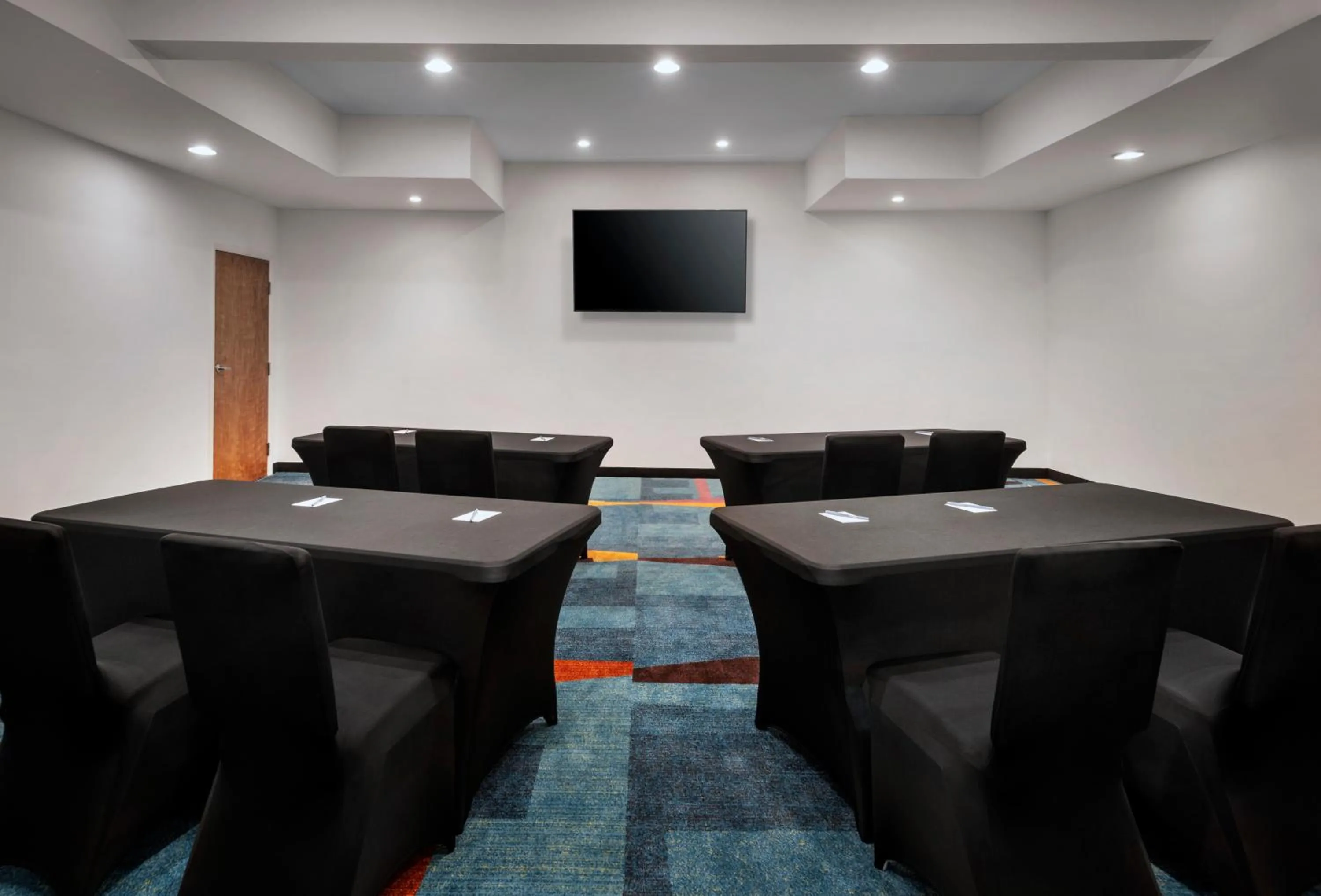 TV and multimedia in Fairfield Inn & Suites by Marriott Dover