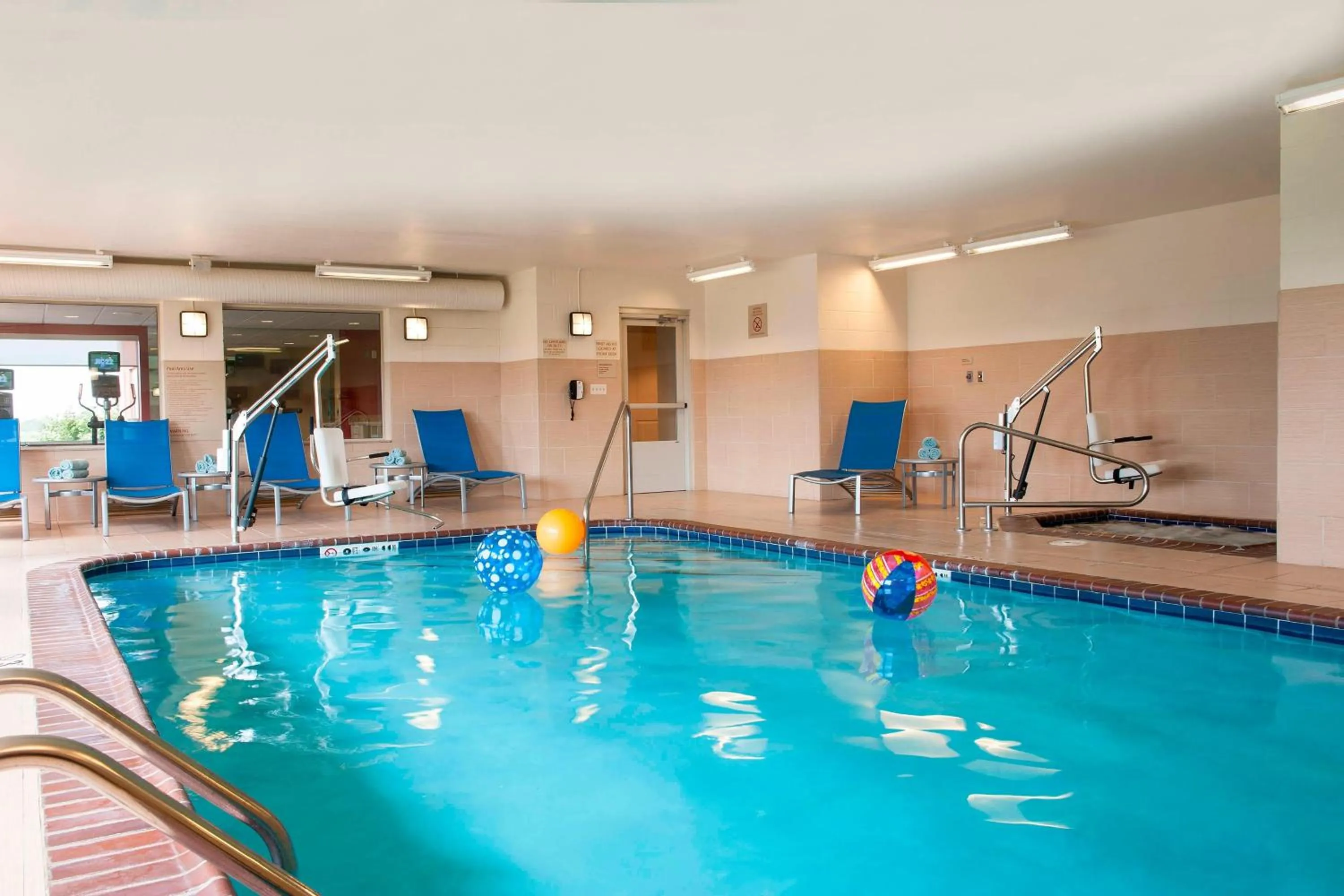 Swimming pool in TownePlace Suites Des Moines Urbandale