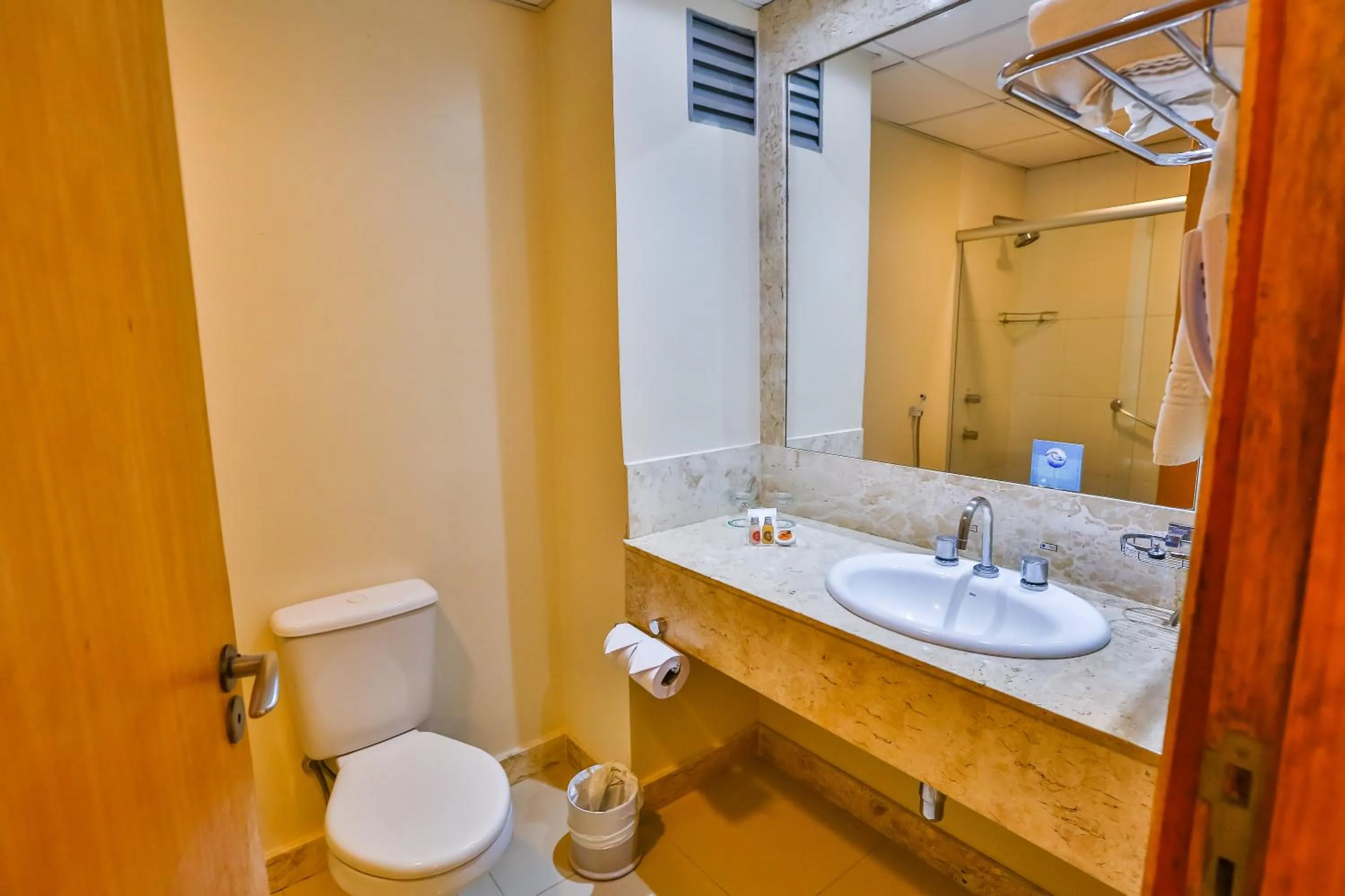 Toilet in Sun Valley Marília by Atlantica