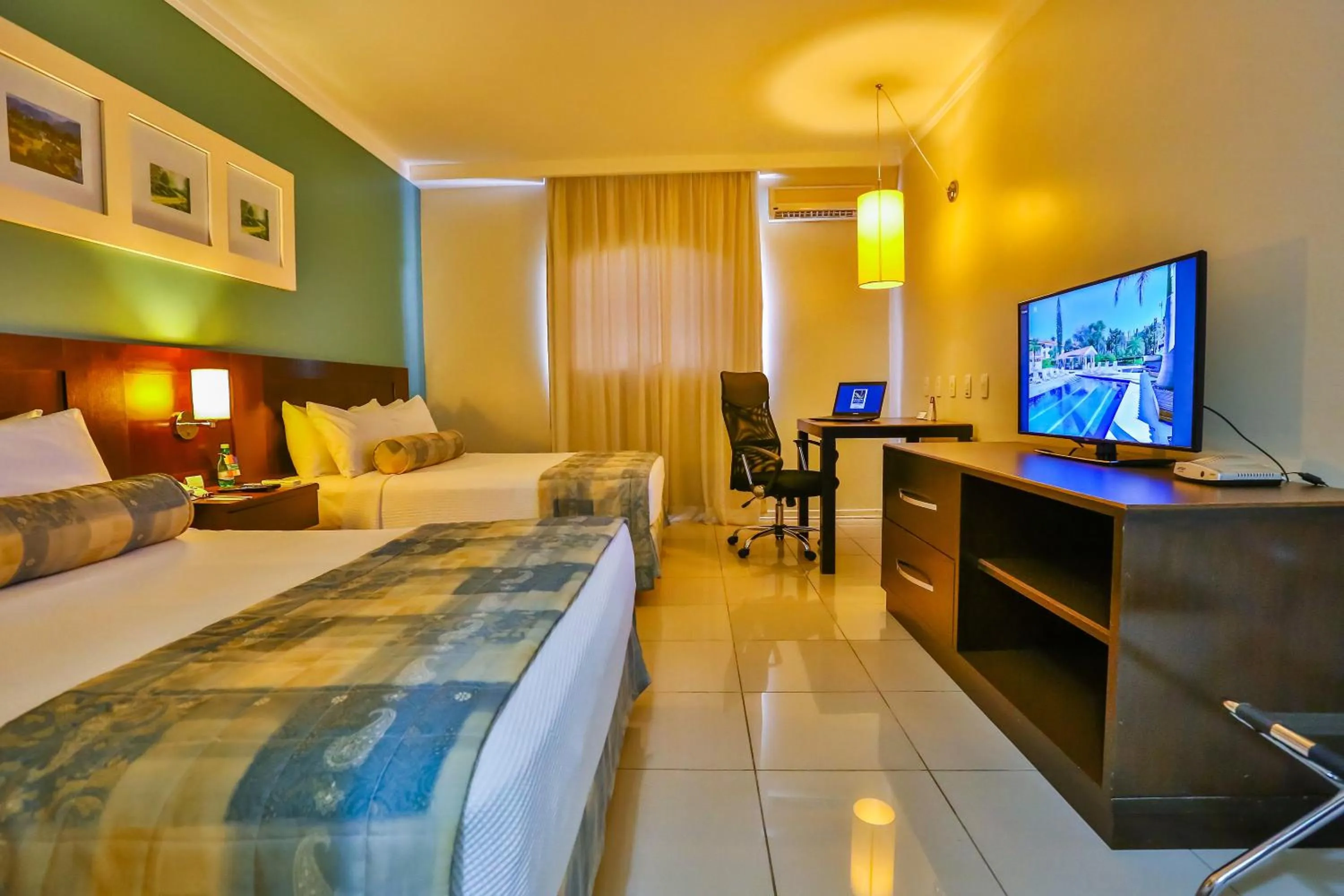 Photo of the whole room, Bed in Sun Valley Marília by Atlantica