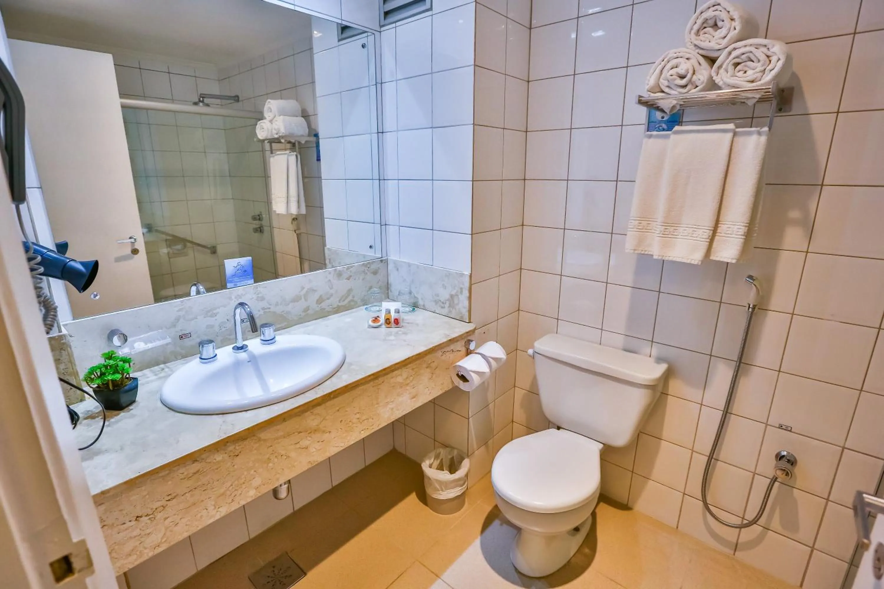 Toilet in Sun Valley Marília by Atlantica