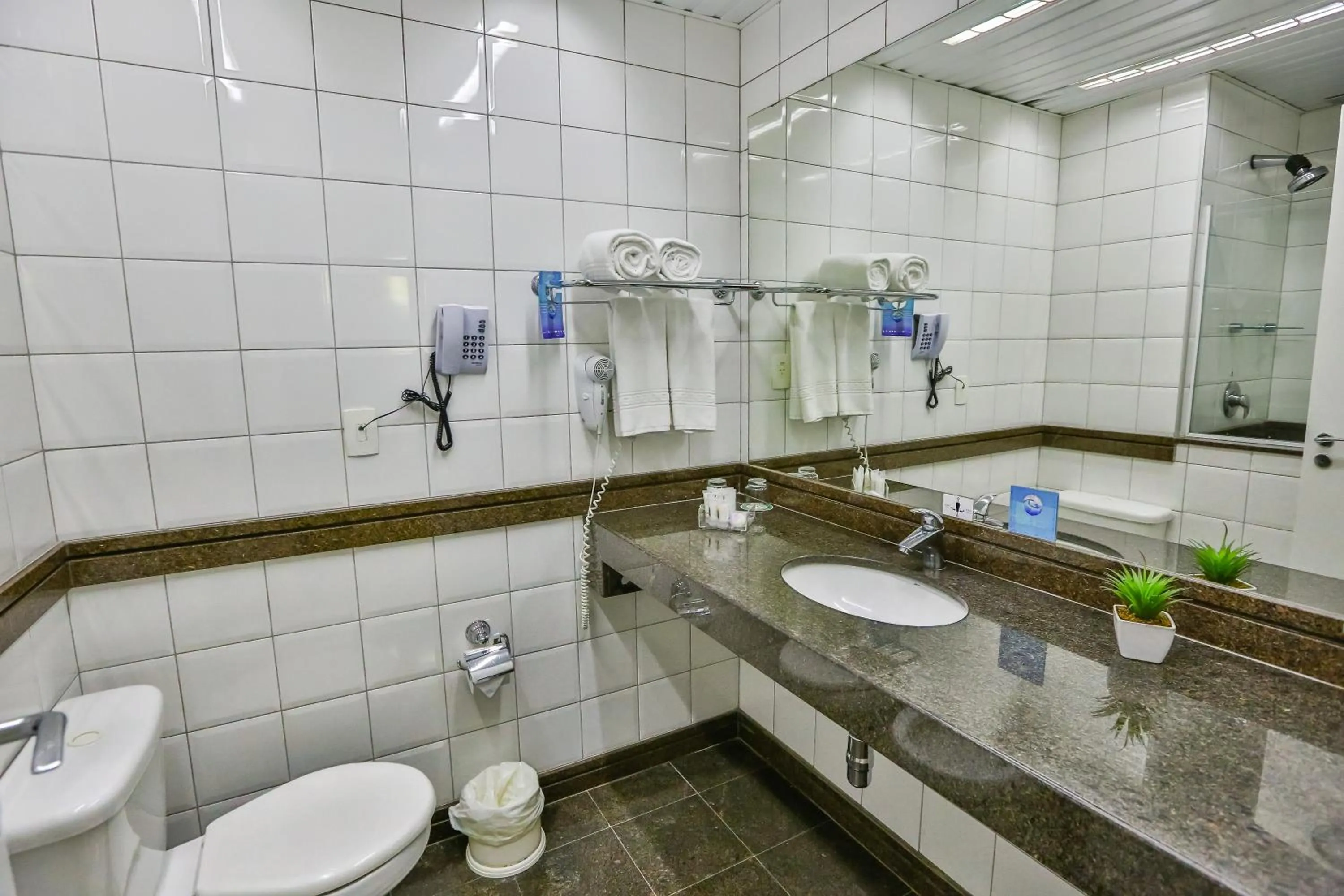 Toilet in Sun Valley Marília by Atlantica