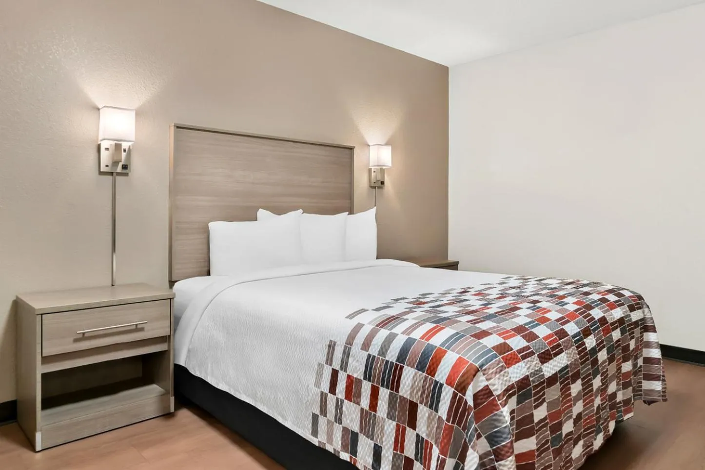 Photo of the whole room, Bed in Red Roof Inn Auburn Hills