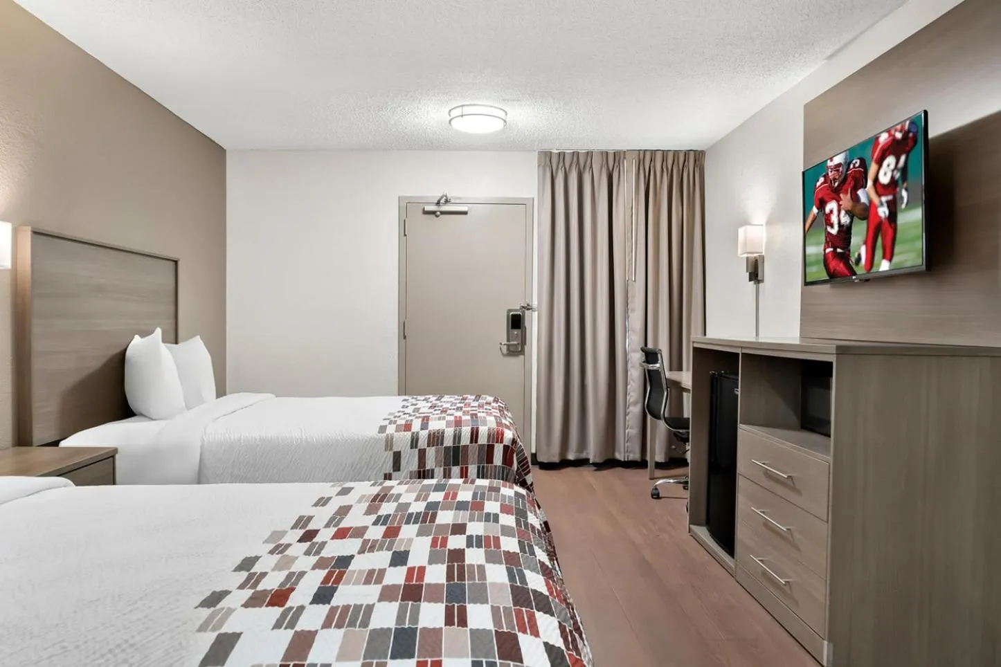 Photo of the whole room, Bed in Red Roof Inn Auburn Hills