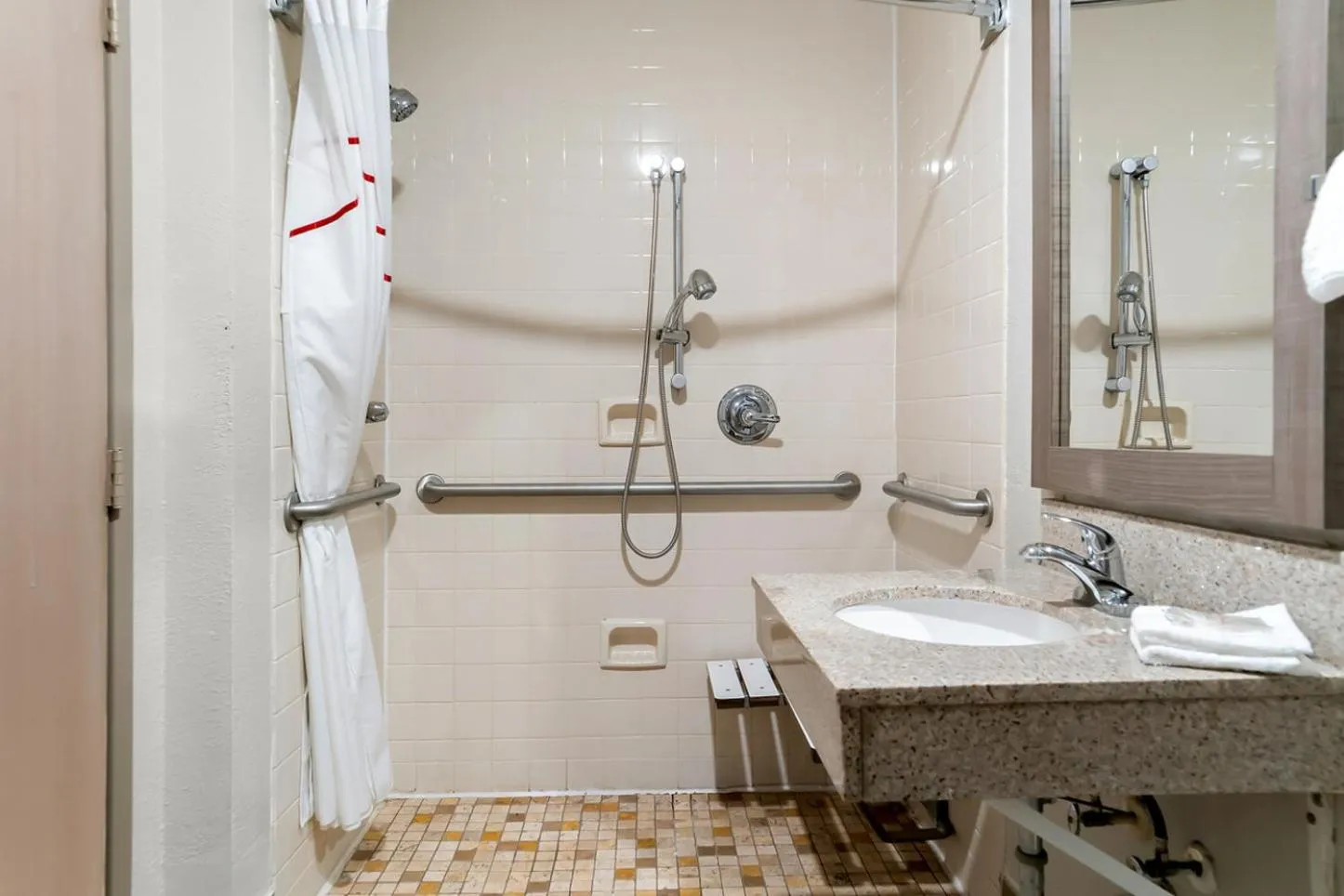 Bathroom in Red Roof Inn Auburn Hills