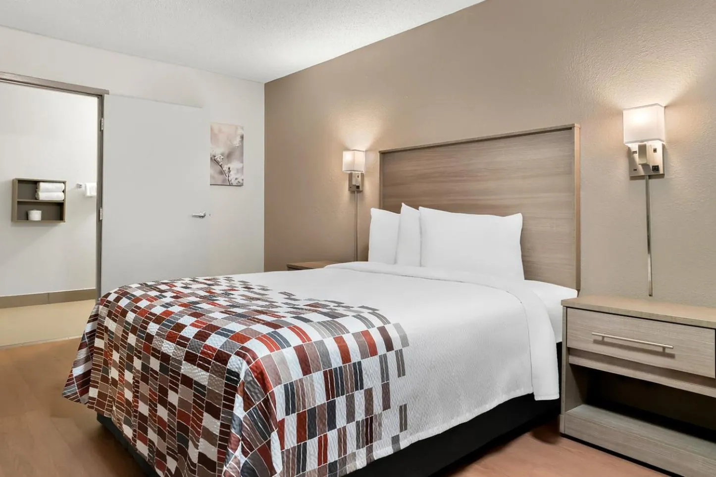 Photo of the whole room, Bed in Red Roof Inn Auburn Hills