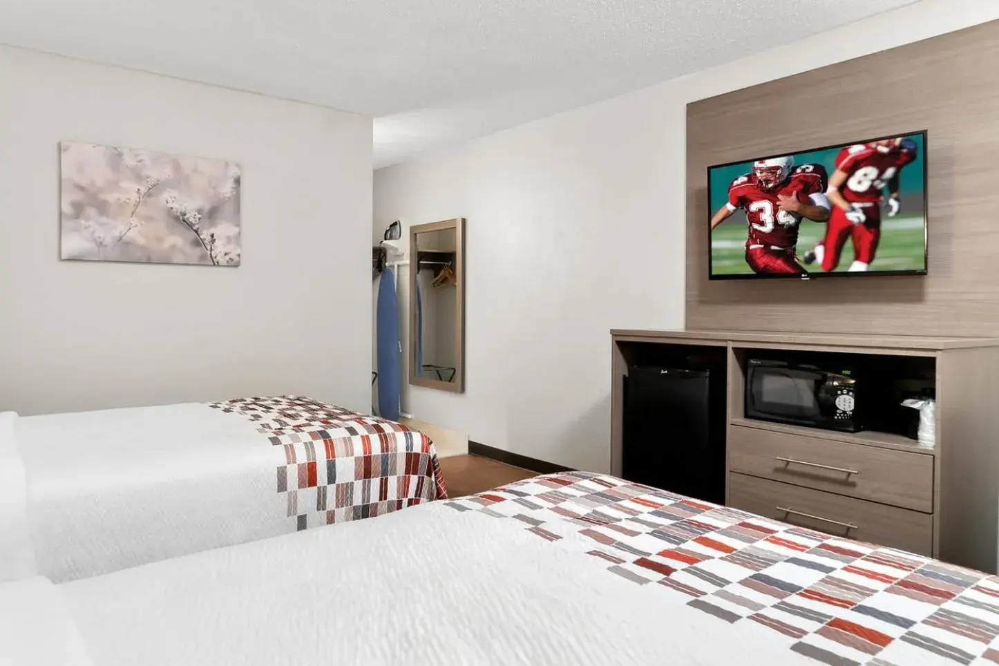 Photo of the whole room, Bed in Red Roof Inn Auburn Hills Photo of the whole room, Bed in Red Roof Inn Auburn Hills