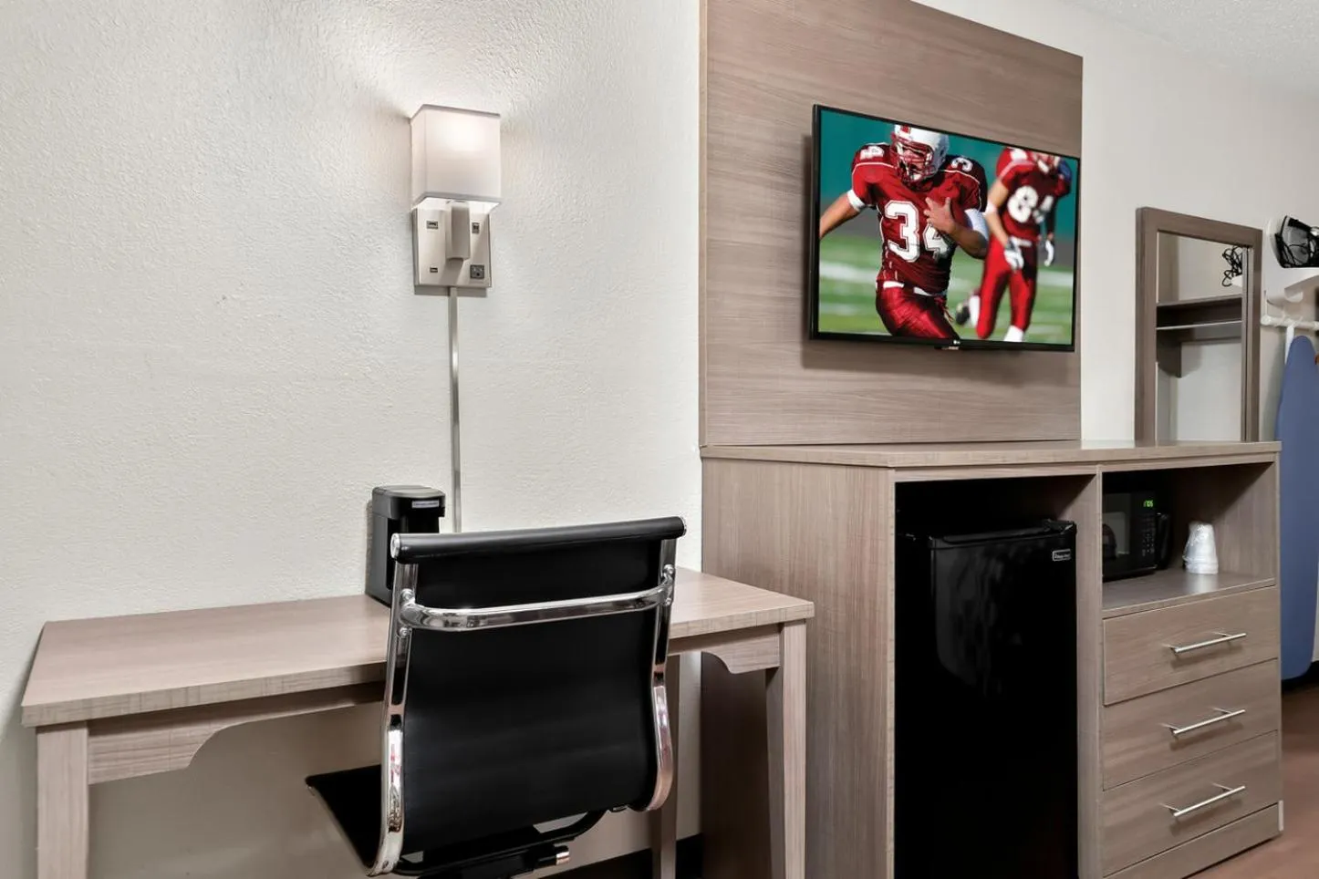 Photo of the whole room in Red Roof Inn Auburn Hills