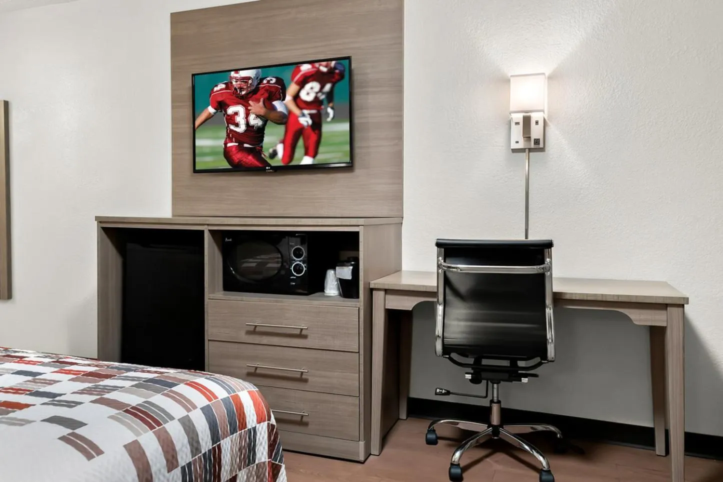 Photo of the whole room, Bed in Red Roof Inn Auburn Hills