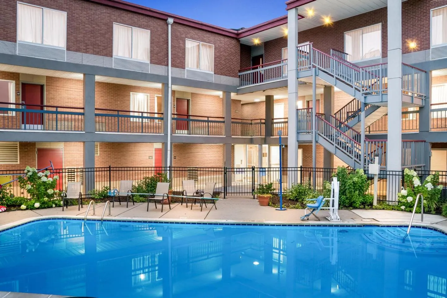 Swimming pool in Red Roof Inn Auburn Hills