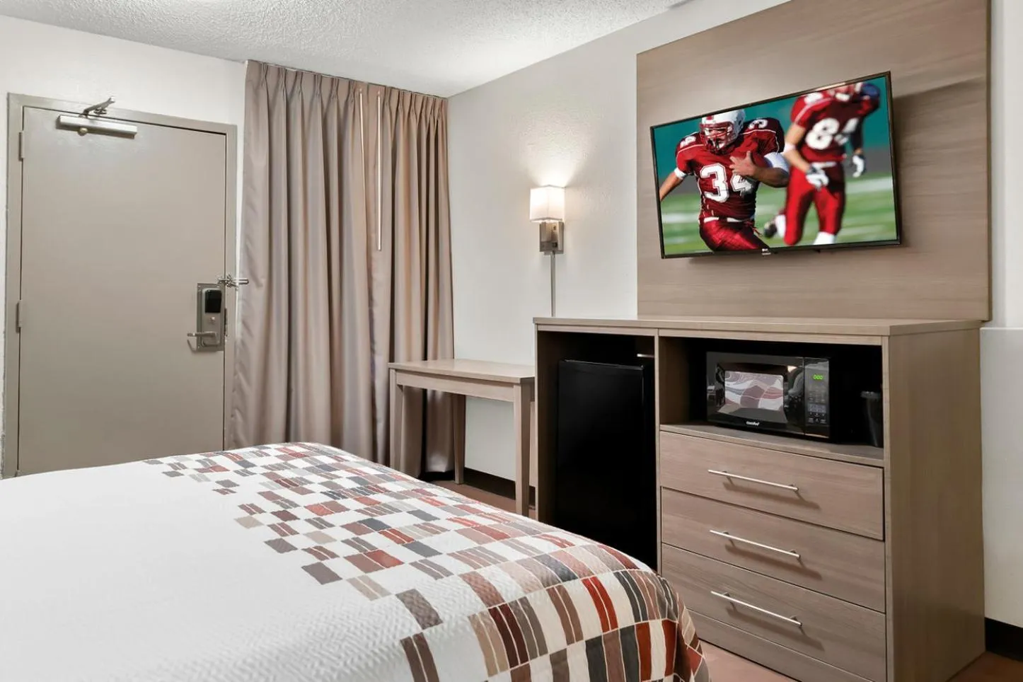 Photo of the whole room, Bed in Red Roof Inn Auburn Hills