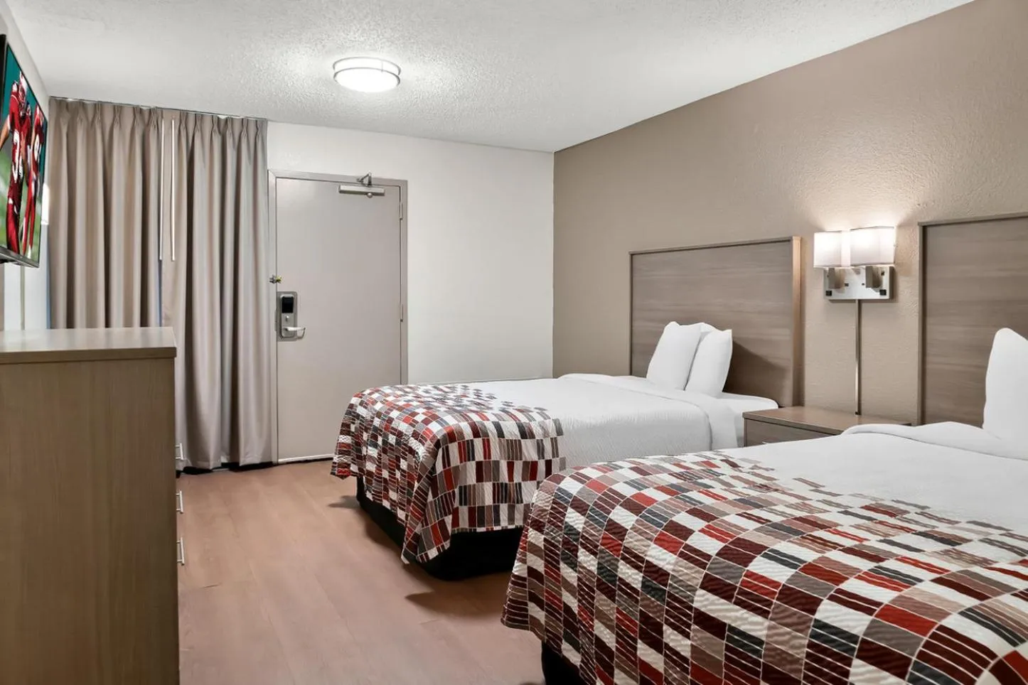 Photo of the whole room, Bed in Red Roof Inn Auburn Hills