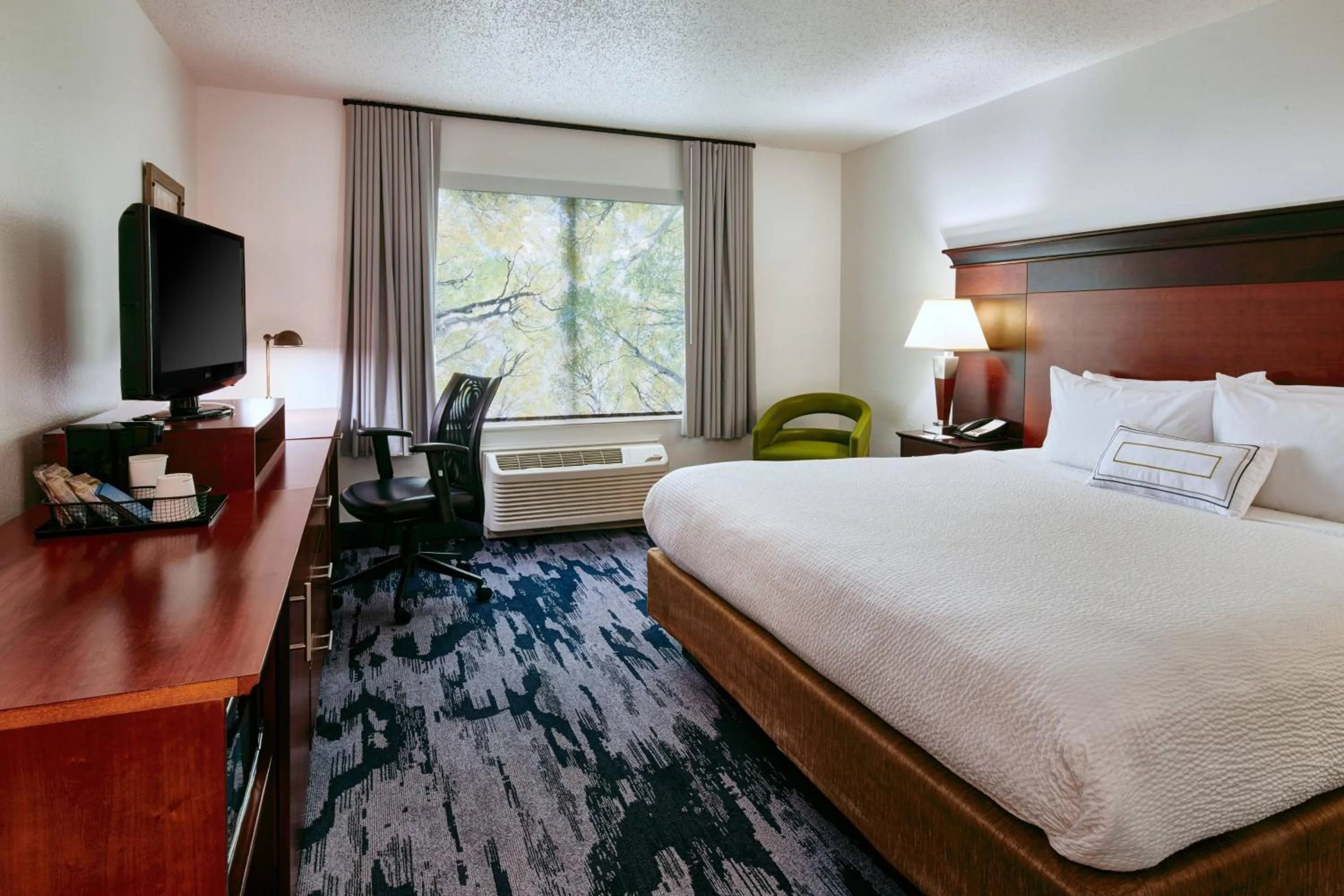 Photo of the whole room, Bed in Fairfield Inn & Suites Detroit Livonia