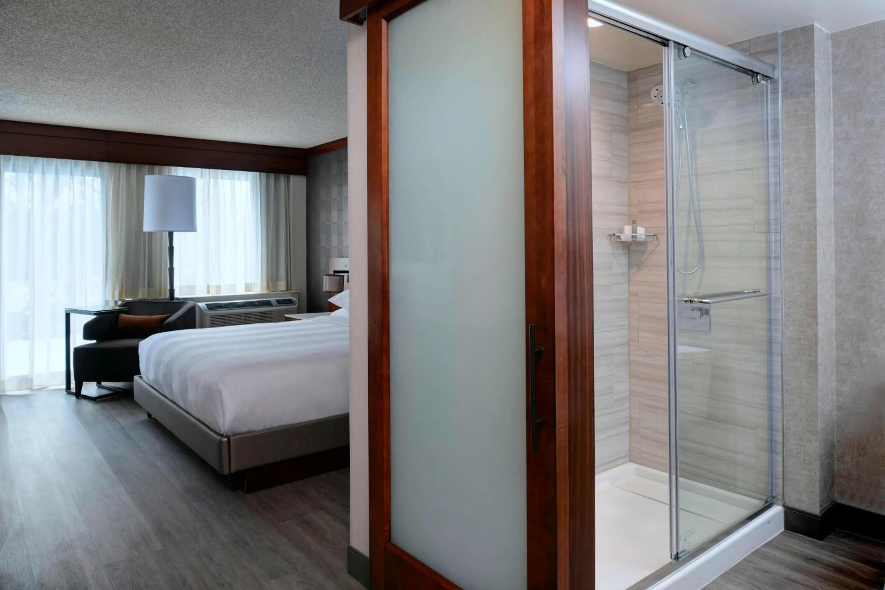 Bathroom, Bed in Detroit Marriott Southfield