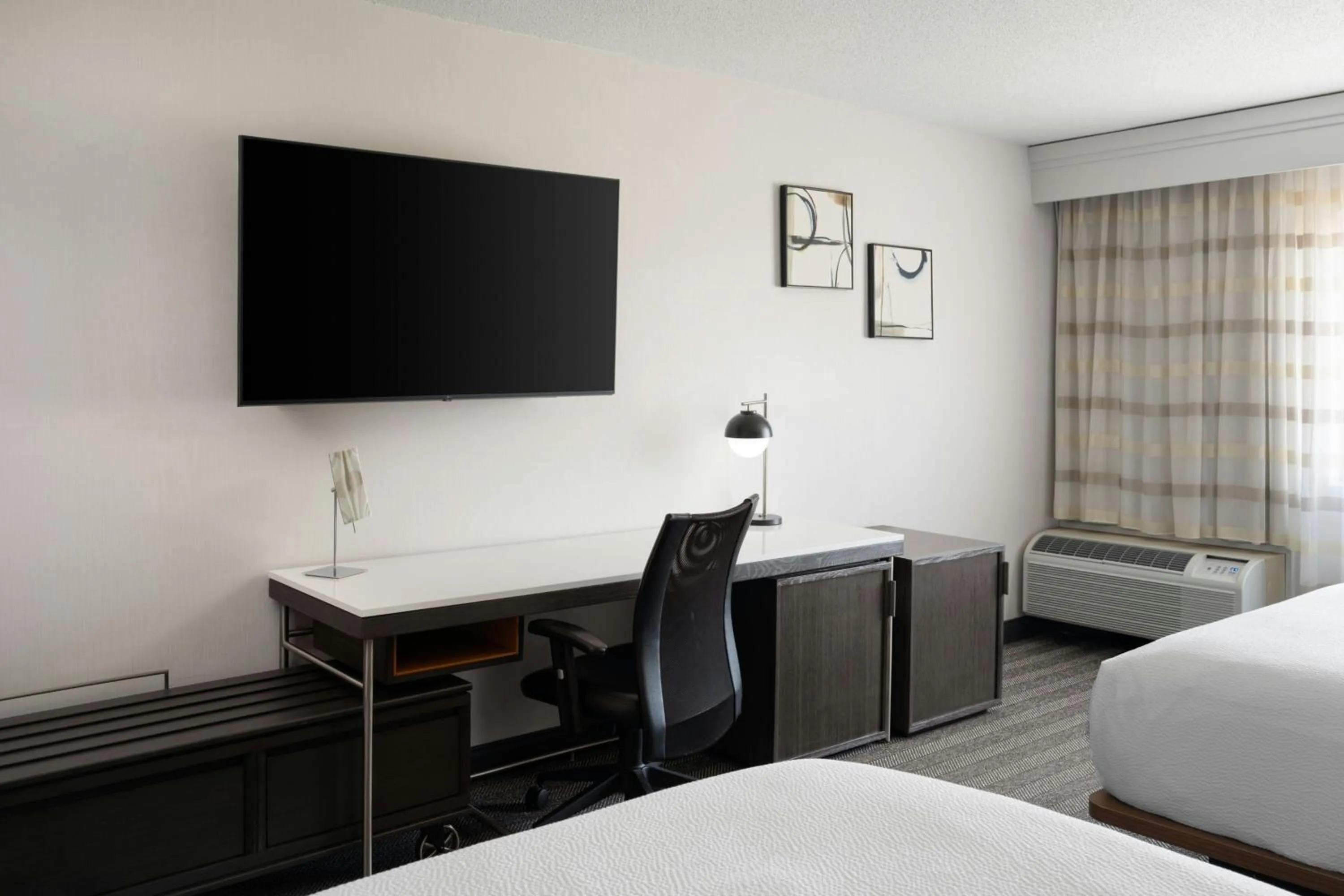 Photo of the whole room, Bed in Courtyard Detroit Utica