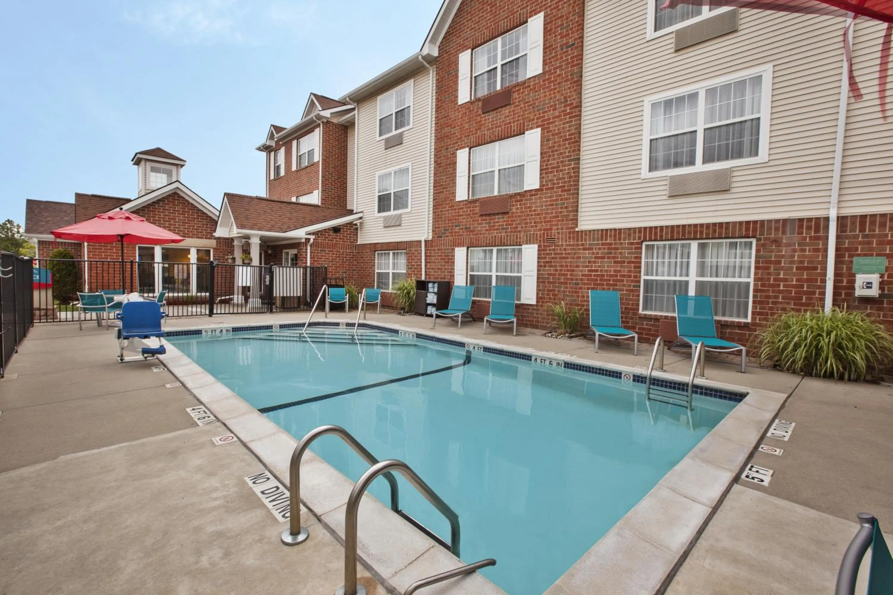 Swimming pool in TownePlace Suites Detroit Sterling Heights