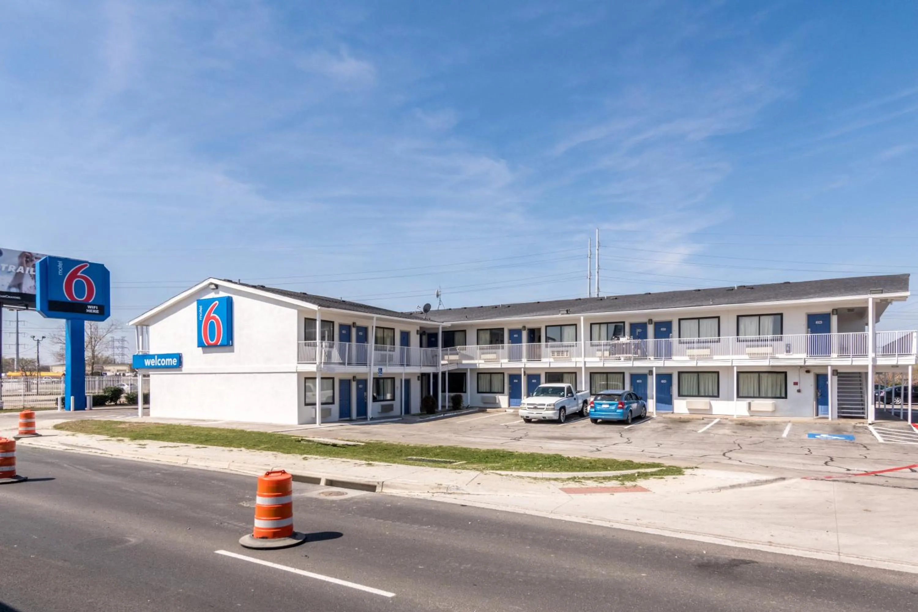 Property building in Motel 6 Fort Worth, TX - North