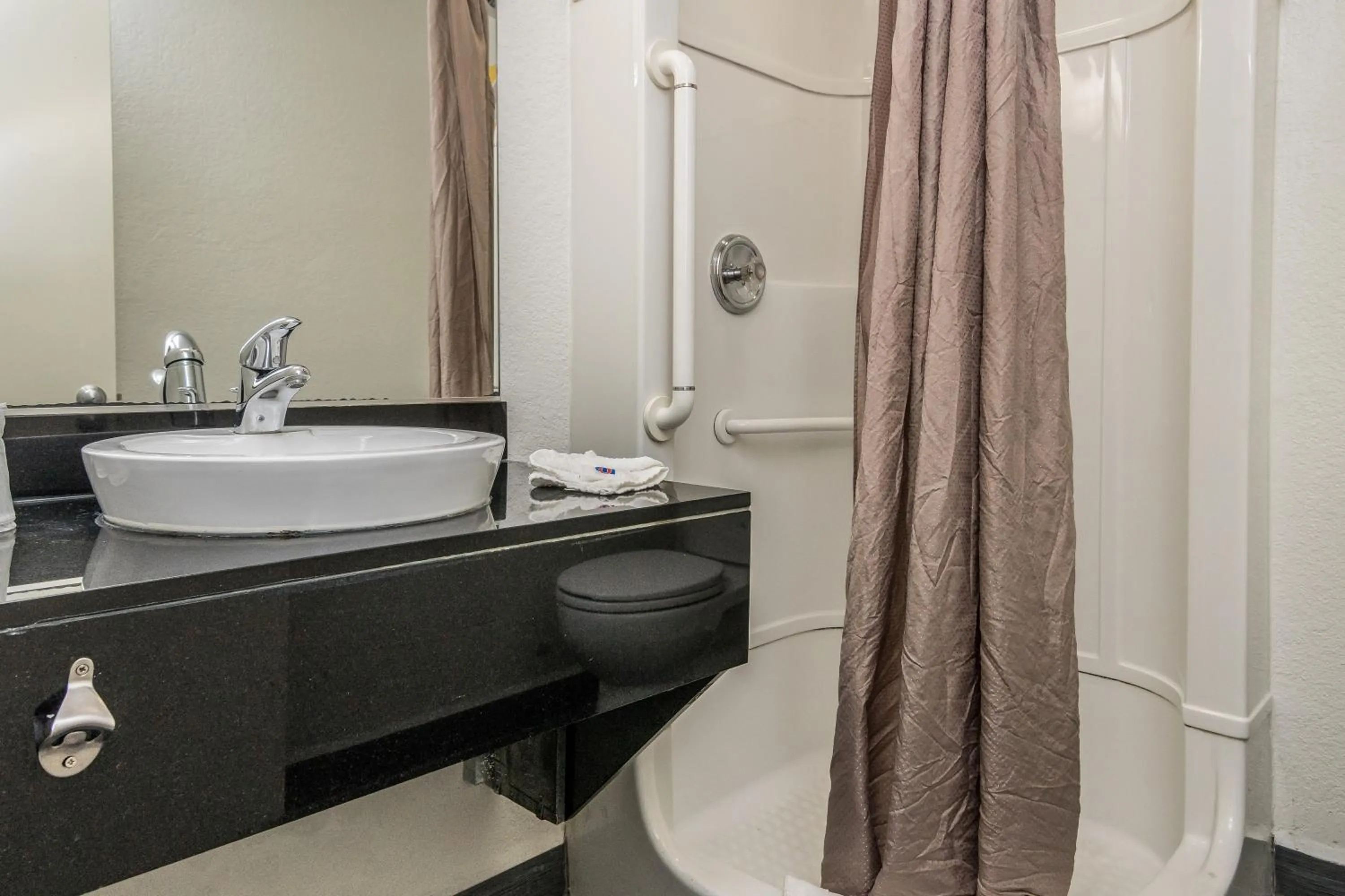 Bathroom in Motel 6 Fort Worth, TX - North